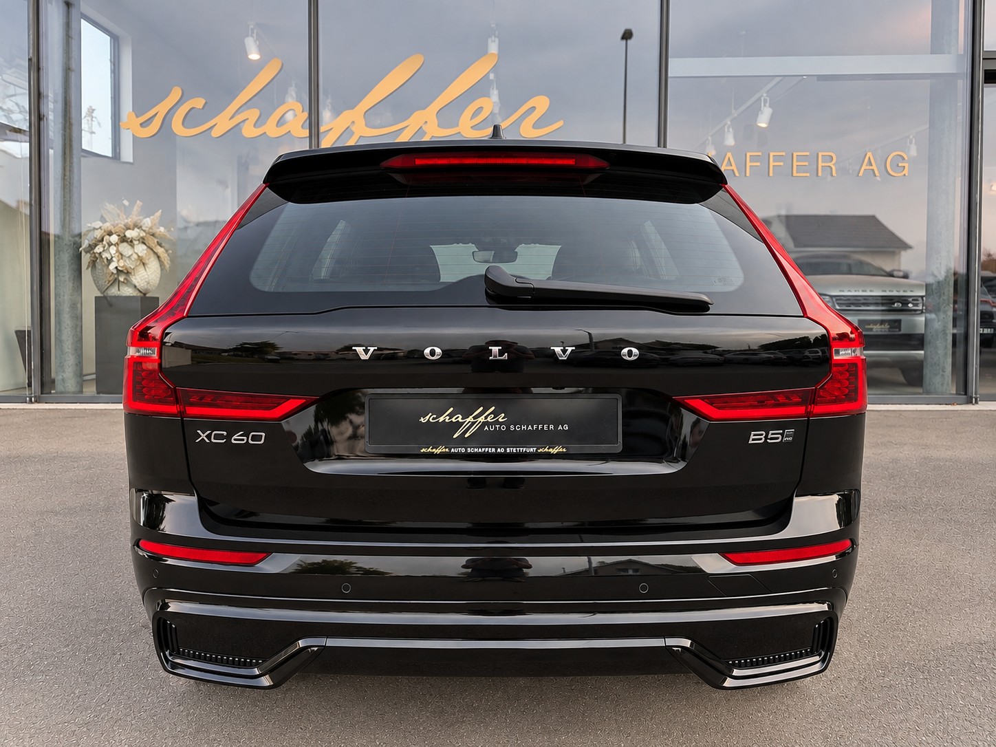 VOLVO XC60 B5 Benzin Mild Hybrid AWD Plus Dark **Bowers & Wilkins Soundsystem**-image-5