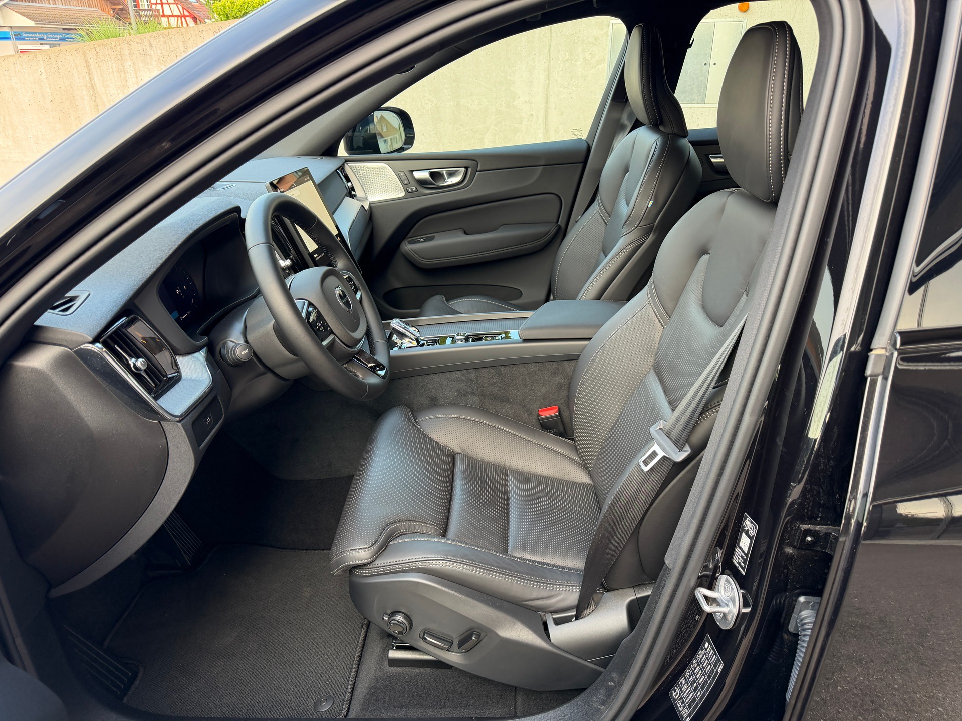 VOLVO XC60 B5 Benzin Mild Hybrid AWD Plus Dark **Bowers & Wilkins Soundsystem**-image-8