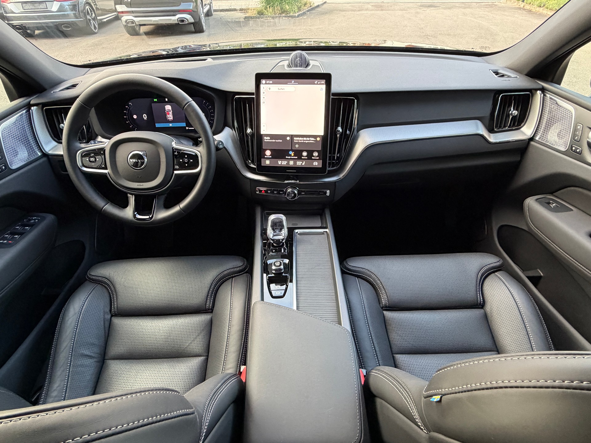 VOLVO XC60 B5 Benzin Mild Hybrid AWD Plus Dark **Bowers & Wilkins Soundsystem**-image-12