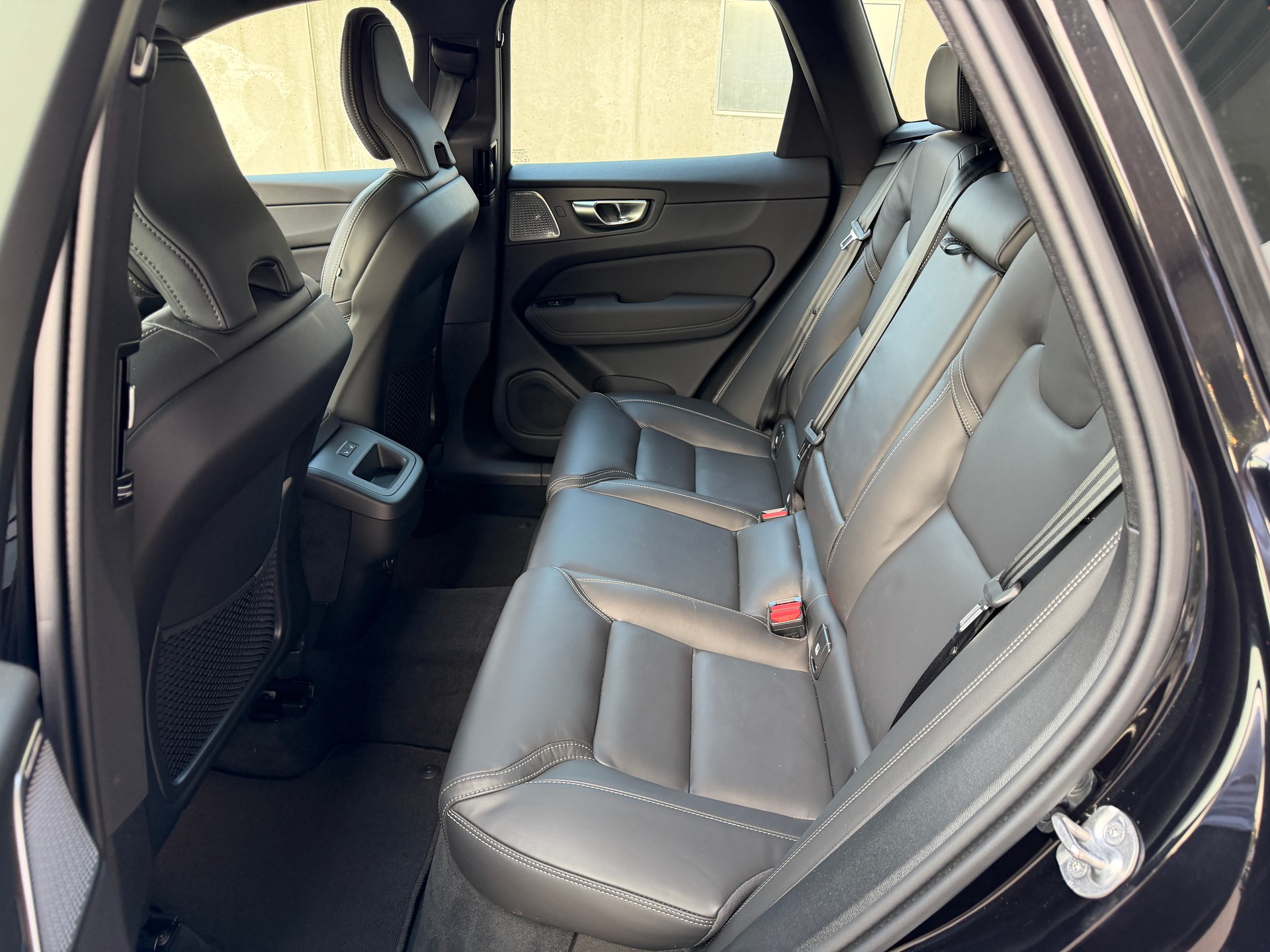 VOLVO XC60 B5 Benzin Mild Hybrid AWD Plus Dark **Bowers & Wilkins Soundsystem**-image-17