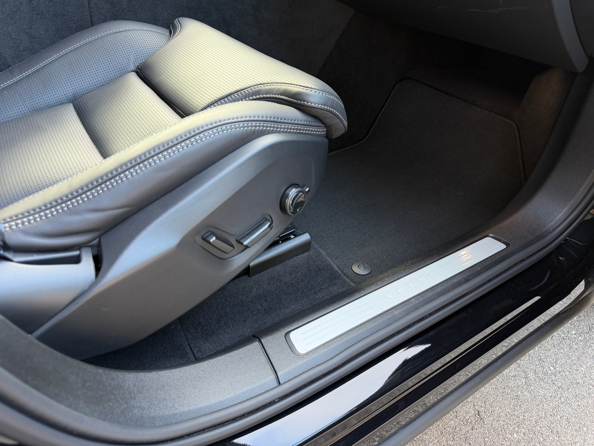 VOLVO XC60 B5 Benzin Mild Hybrid AWD Plus Dark **Bowers & Wilkins Soundsystem**-image-21