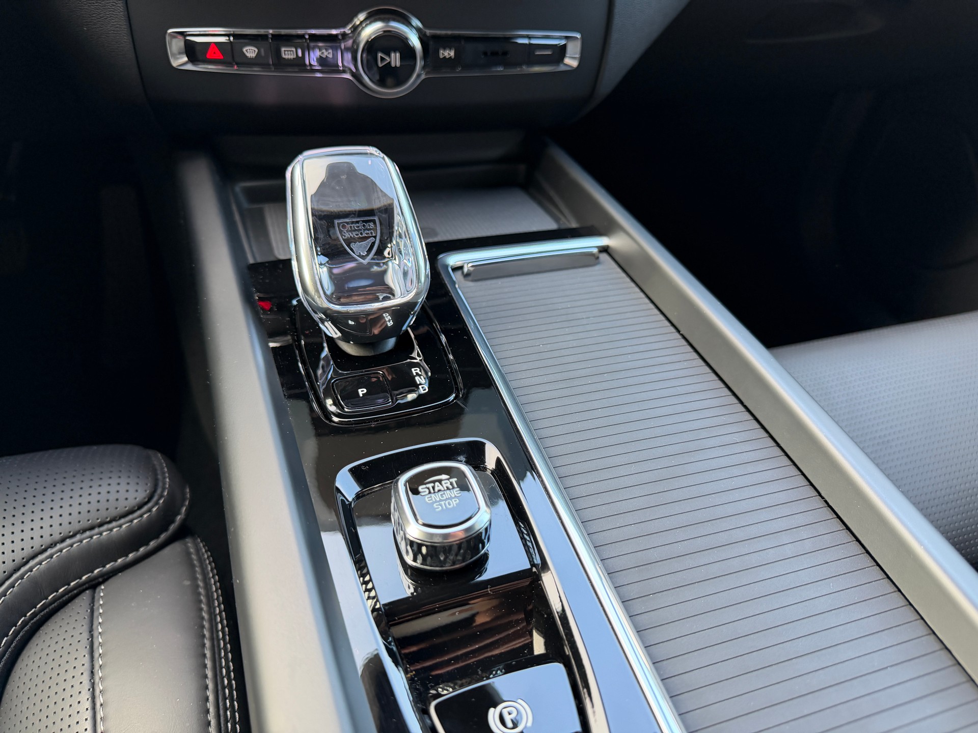VOLVO XC60 B5 Benzin Mild Hybrid AWD Plus Dark **Bowers & Wilkins Soundsystem**-image-20