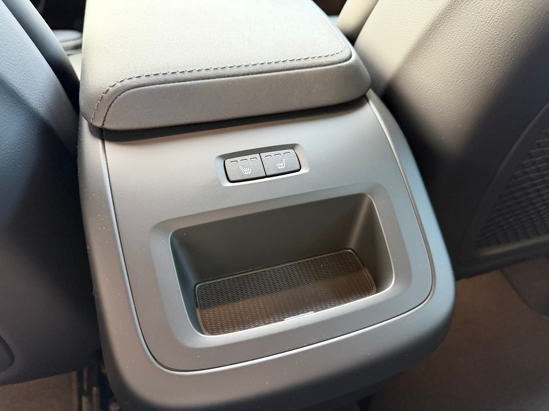 VOLVO XC60 B5 Benzin Mild Hybrid AWD Plus Dark **Bowers & Wilkins Soundsystem**-image-18