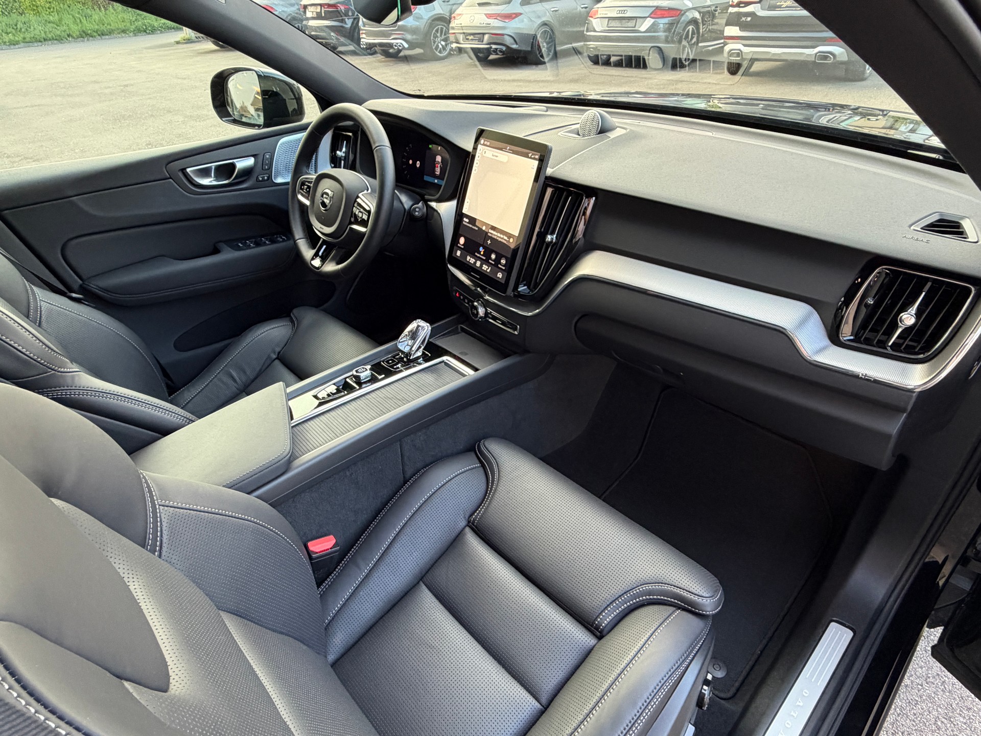 VOLVO XC60 B5 Benzin Mild Hybrid AWD Plus Dark **Bowers & Wilkins Soundsystem**-image-16