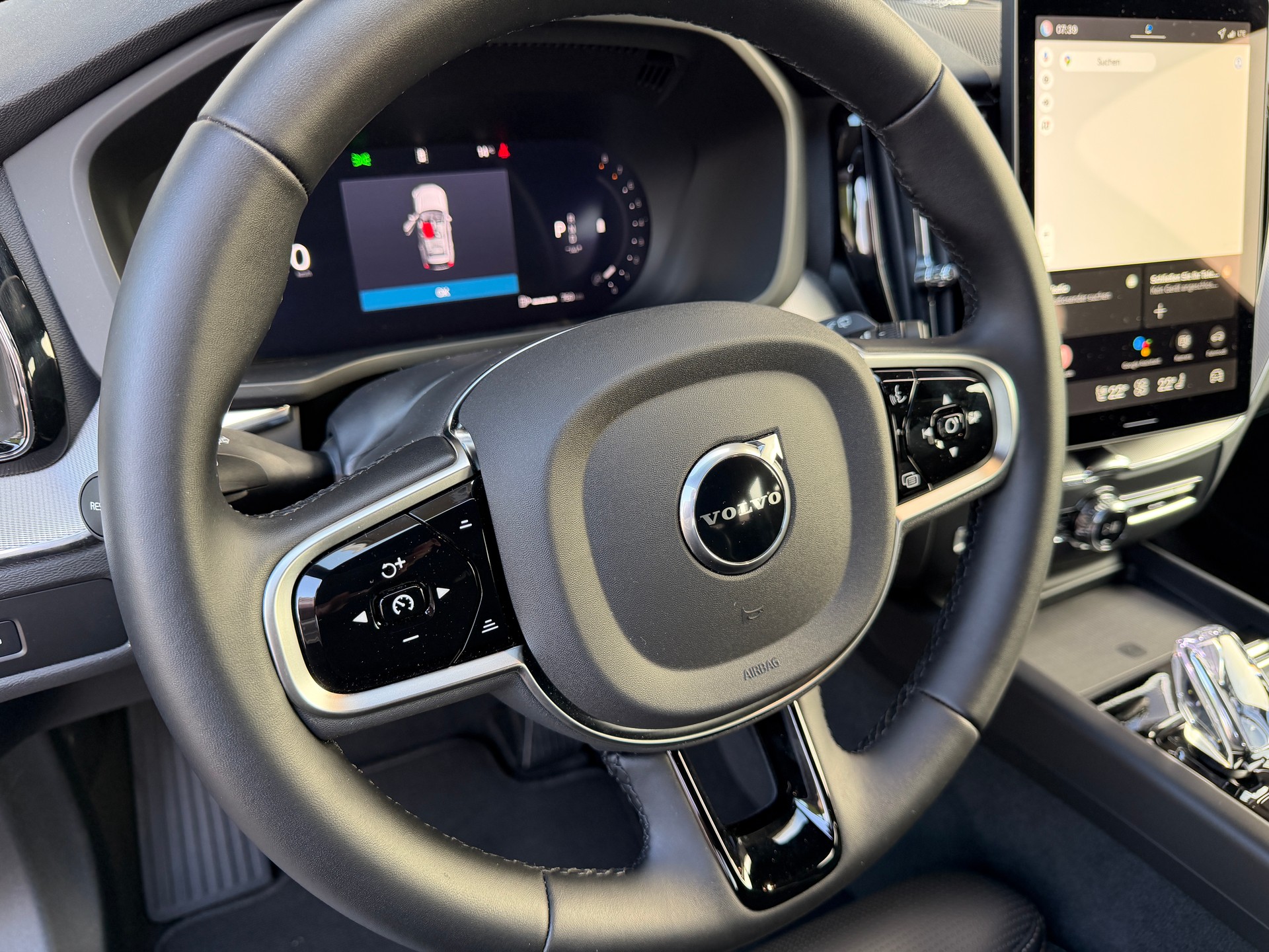 VOLVO XC60 B5 Benzin Mild Hybrid AWD Plus Dark **Bowers & Wilkins Soundsystem**-image-24