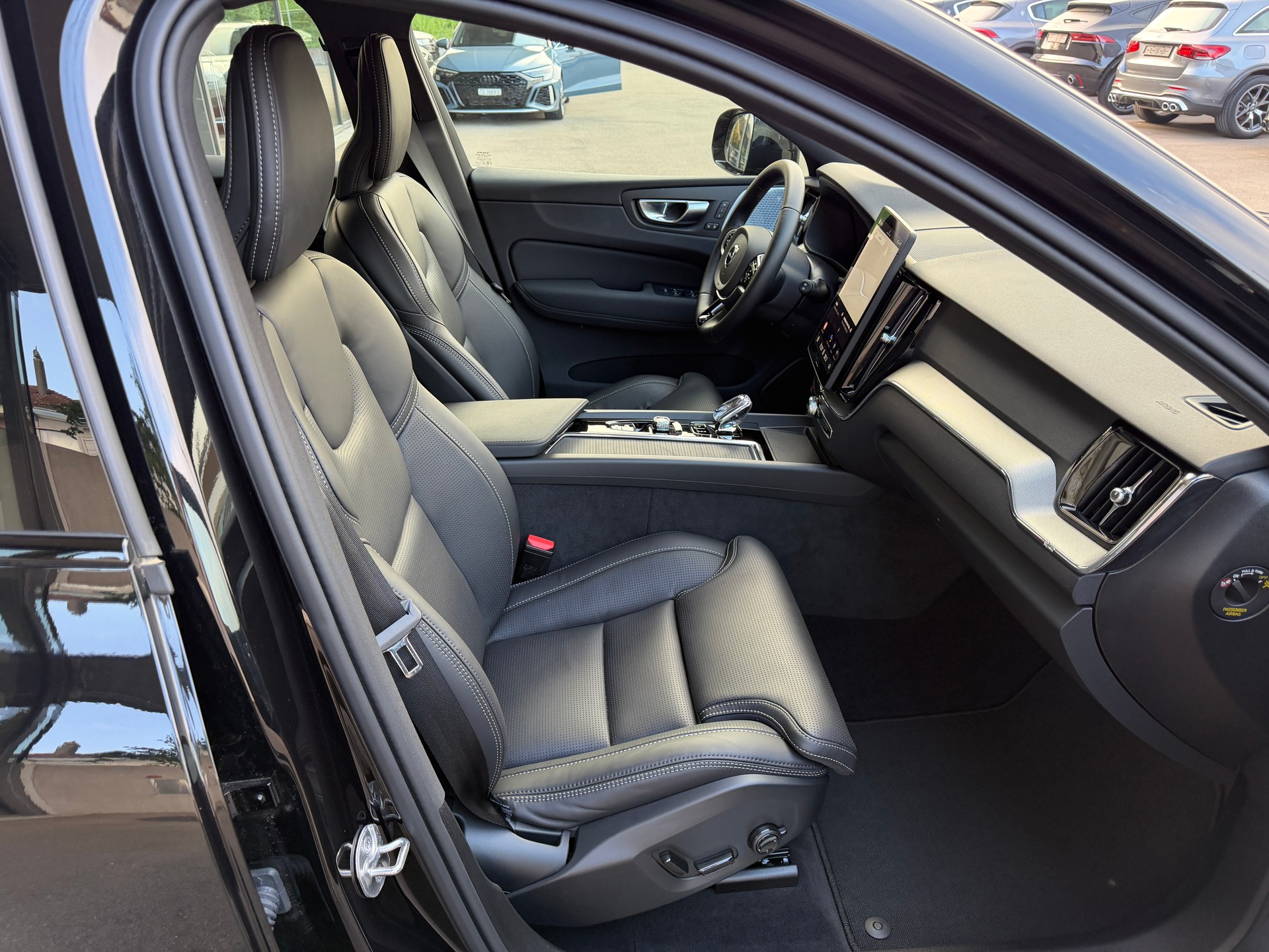 VOLVO XC60 B5 Benzin Mild Hybrid AWD Plus Dark **Bowers & Wilkins Soundsystem**-image-15