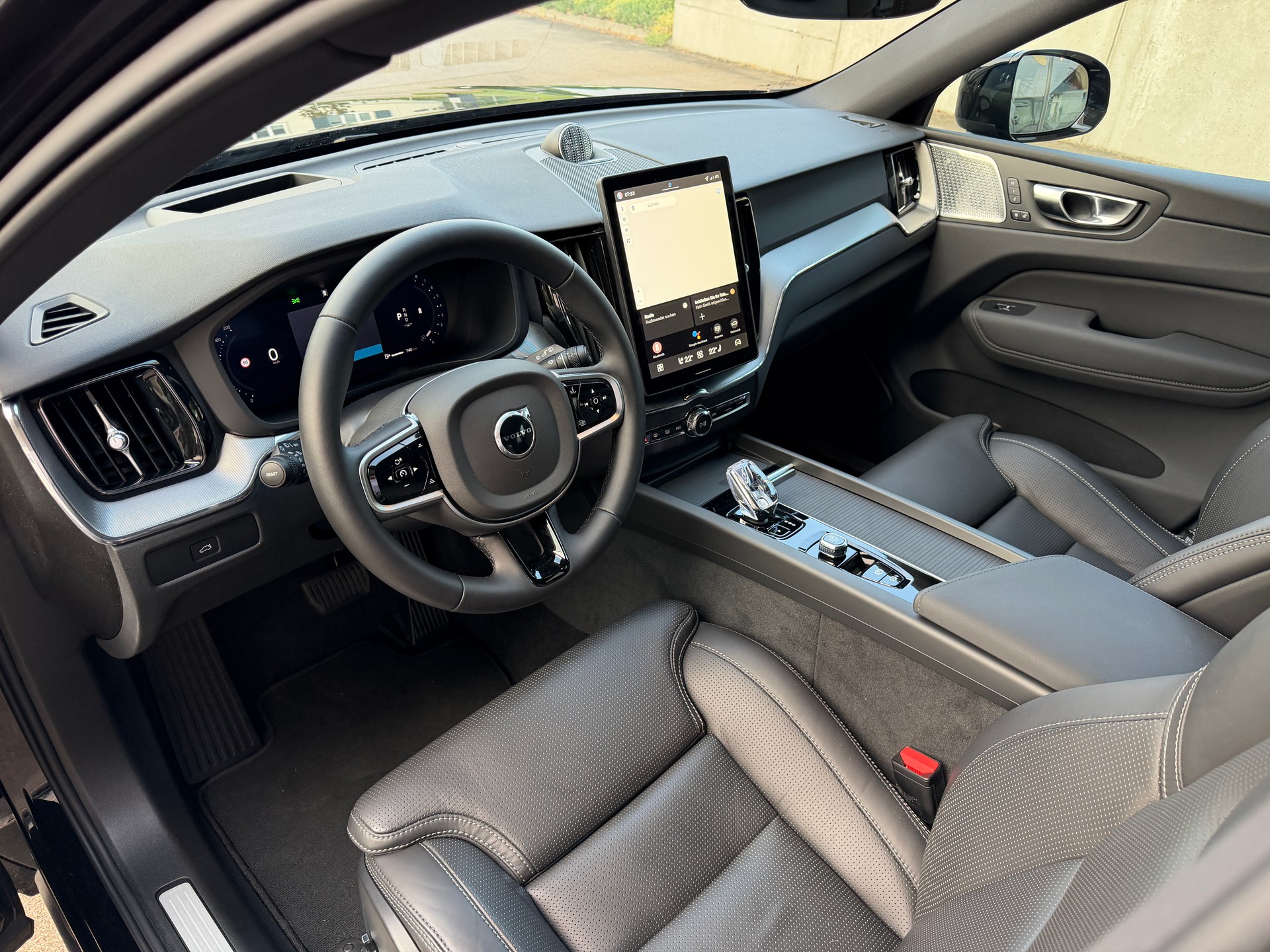 VOLVO XC60 B5 Benzin Mild Hybrid AWD Plus Dark **Bowers & Wilkins Soundsystem**-image-9