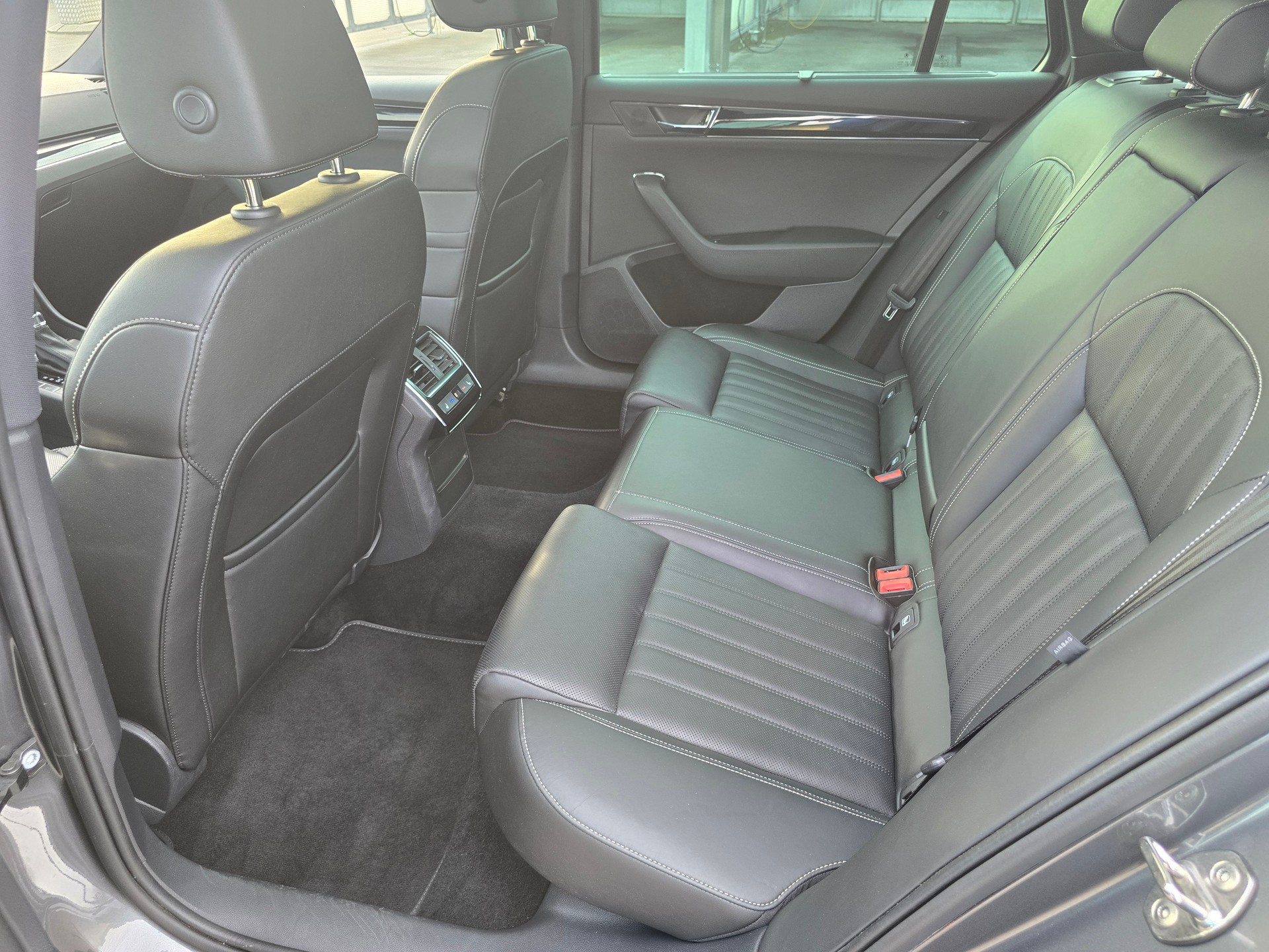 SKODA Superb Combi 2.0 TSI L&K Light 4x4 DSG*TOP-ZUSTAND*Frsch ab MFK"Frisch ab Service**Anhängerkupplung*Standheizung***-image-7