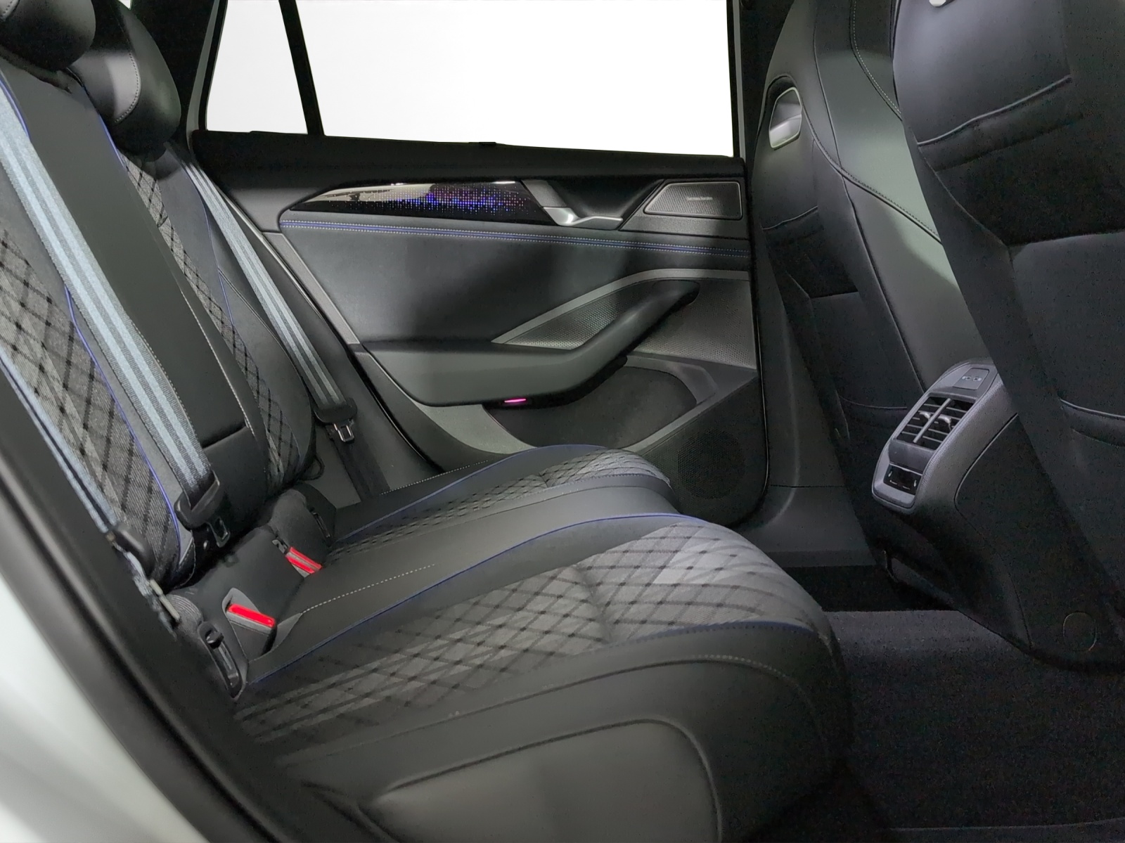 VW Passat Variant 1.5 TSI evo2 Plug-In- Hybrid R-Line DSG-image-8