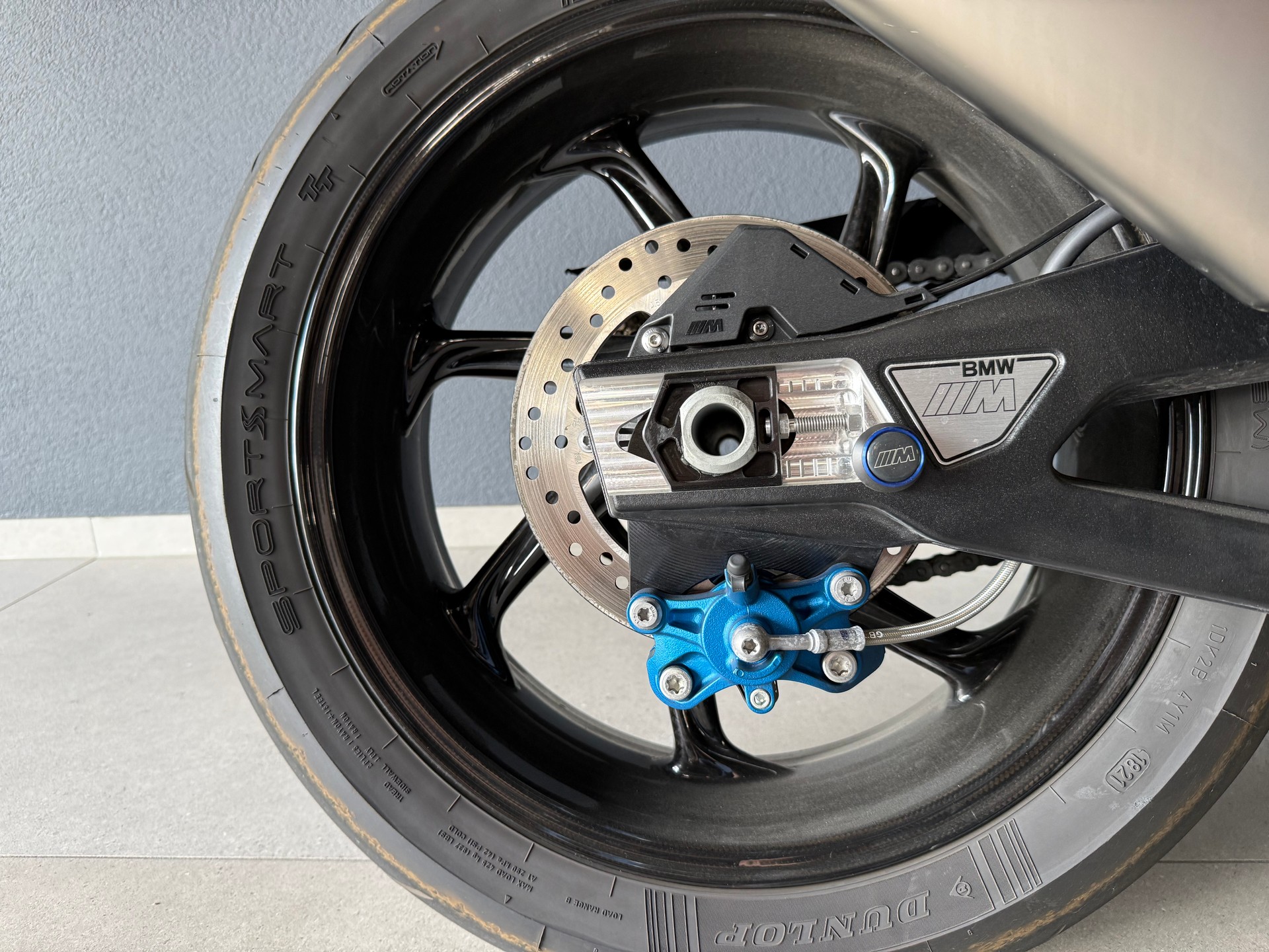 BMW M 1000 RR-image-7