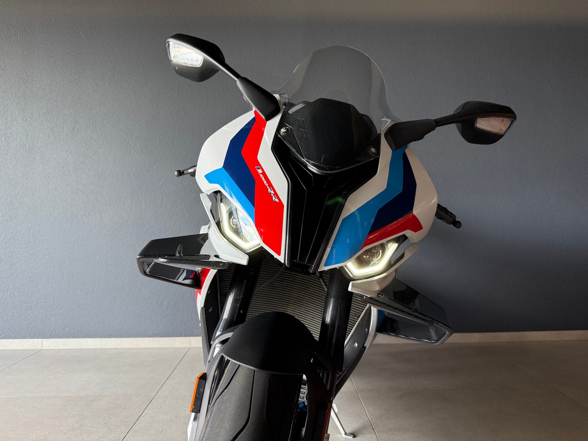 BMW M 1000 RR-showroom-element-2