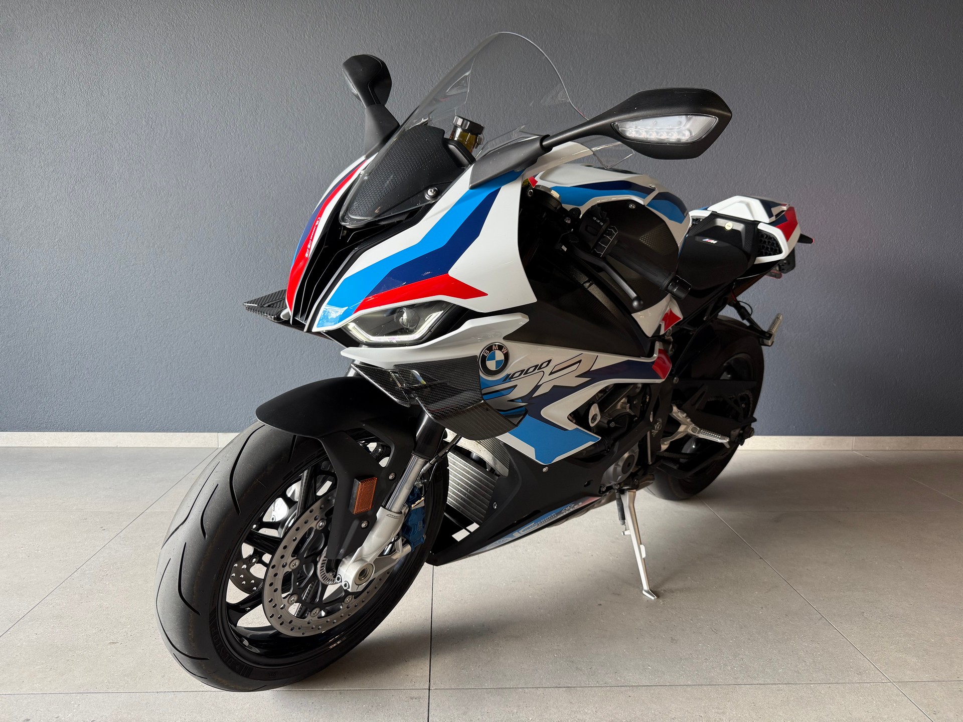 BMW M 1000 RR-showroom-element-1