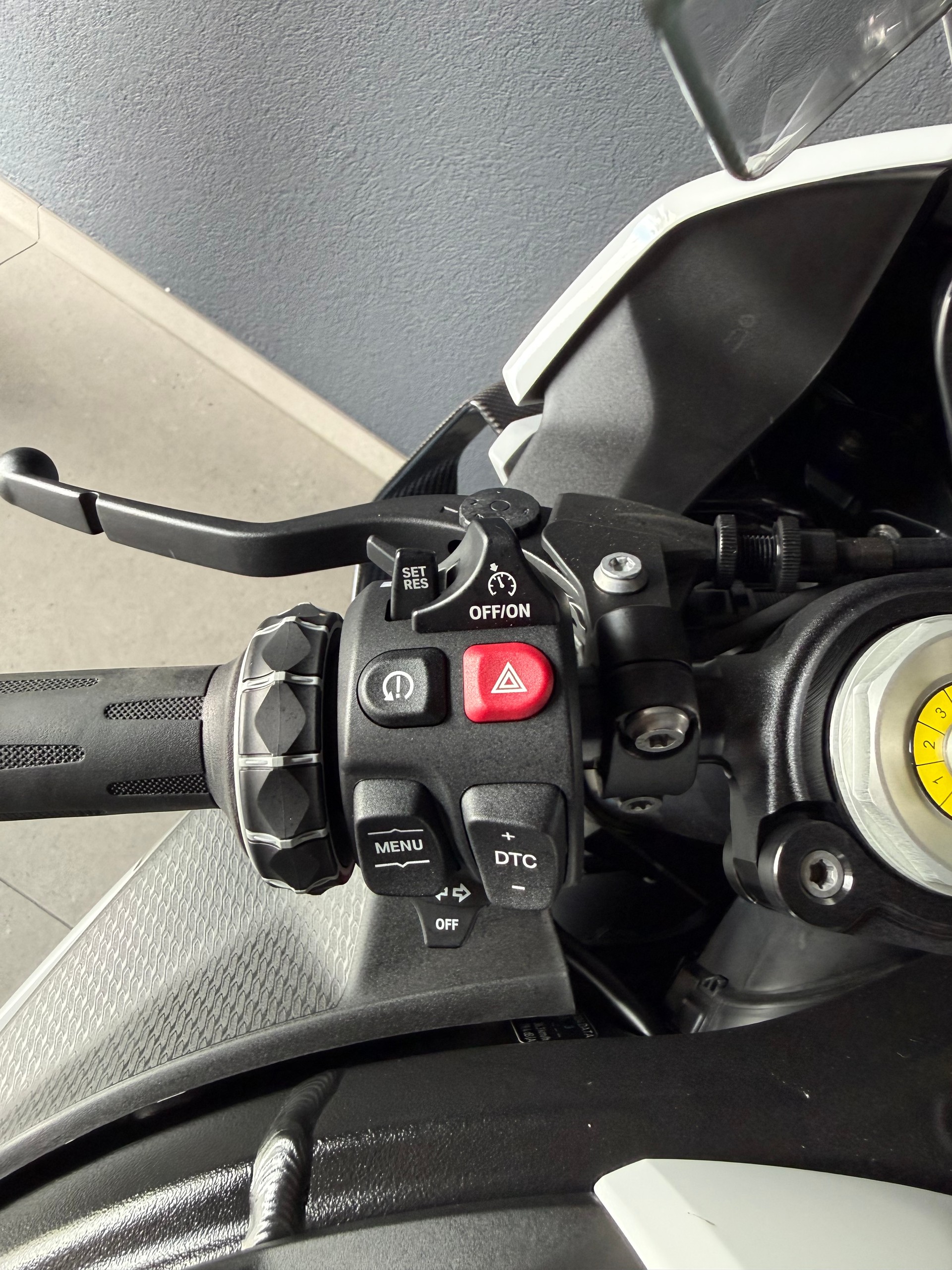 BMW M 1000 RR-image-11