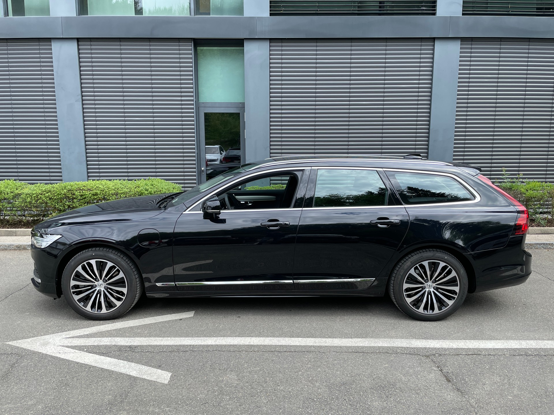VOLVO V90 T6 eAWD Plug in Hybrid Core Geartronic mit AHK-showroom-element-1