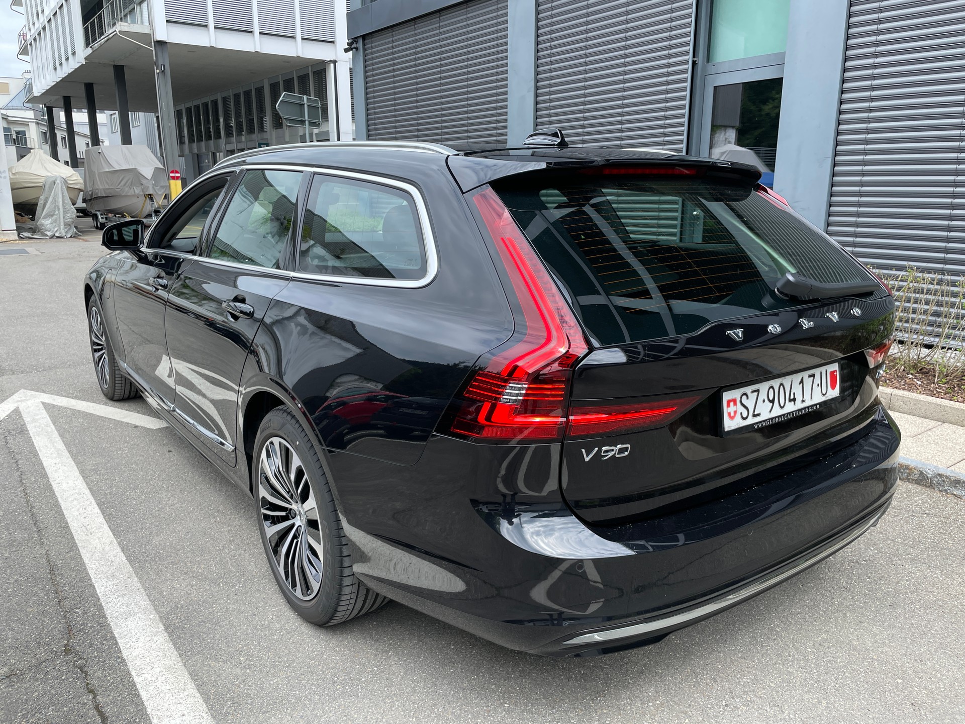 VOLVO V90 T6 eAWD Plug in Hybrid Core Geartronic mit AHK-showroom-element-2