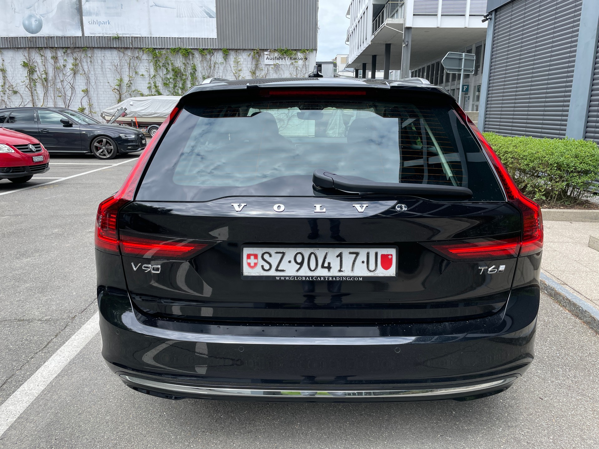 VOLVO V90 T6 eAWD Plug in Hybrid Core Geartronic mit AHK-showroom-element-3
