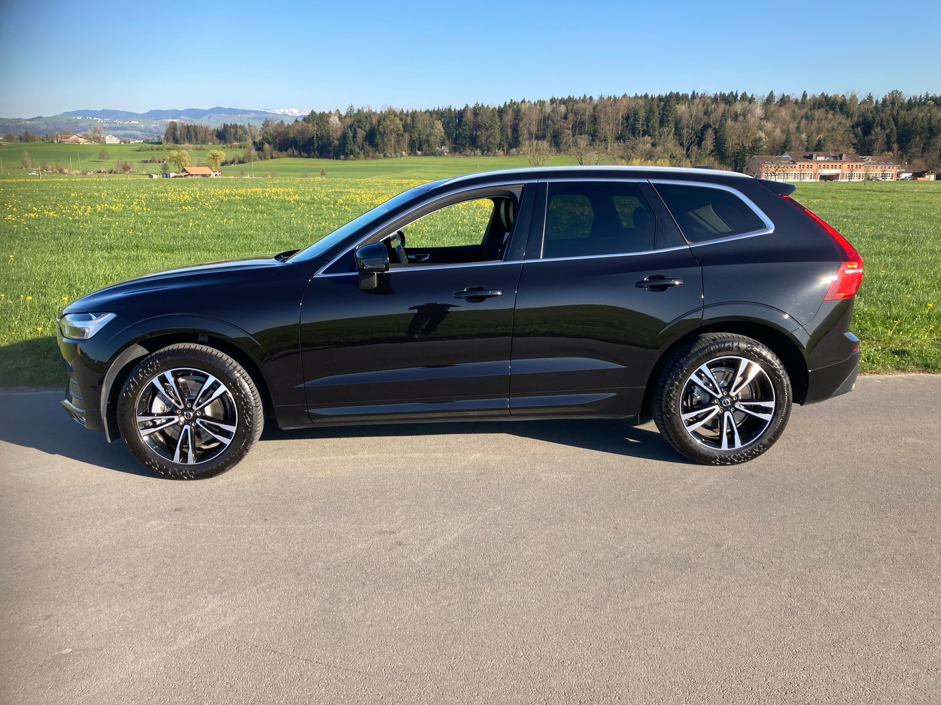 VOLVO XC60 B5 Benzin Mild Hybrid AWD Momentum Geartronic mit Anhängerkupplung-image-4