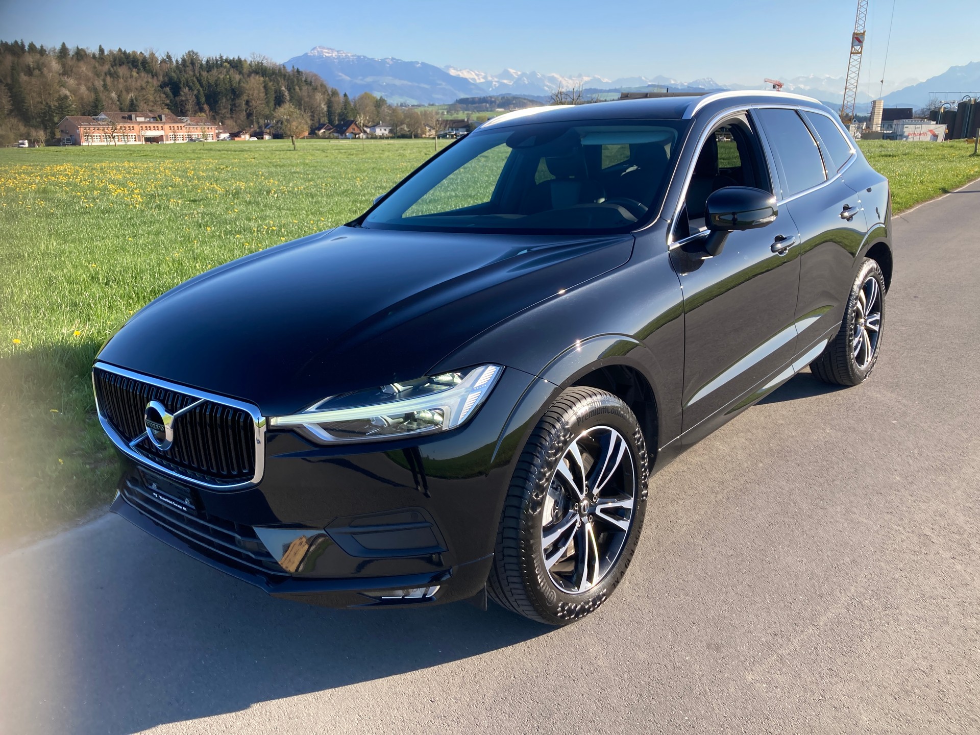 VOLVO XC60 B5 Benzin Mild Hybrid AWD Momentum Geartronic mit Anhängerkupplung