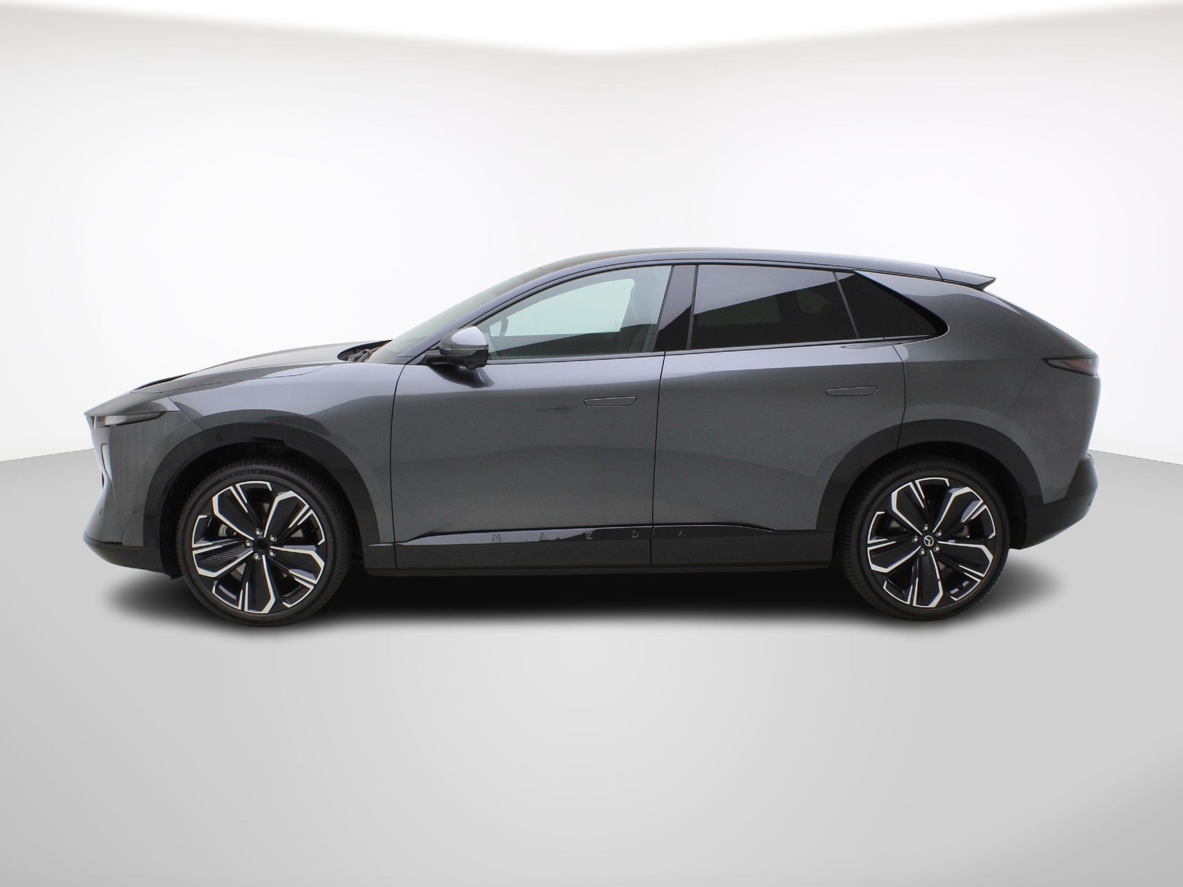 MAZDA CX-6e Takumi-showroom-element-1