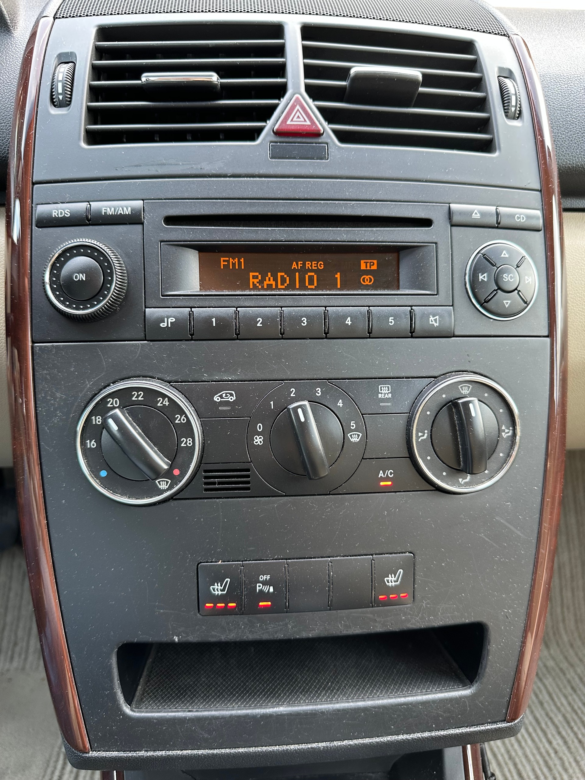 MERCEDES-BENZ A 170 Elégance-image-19