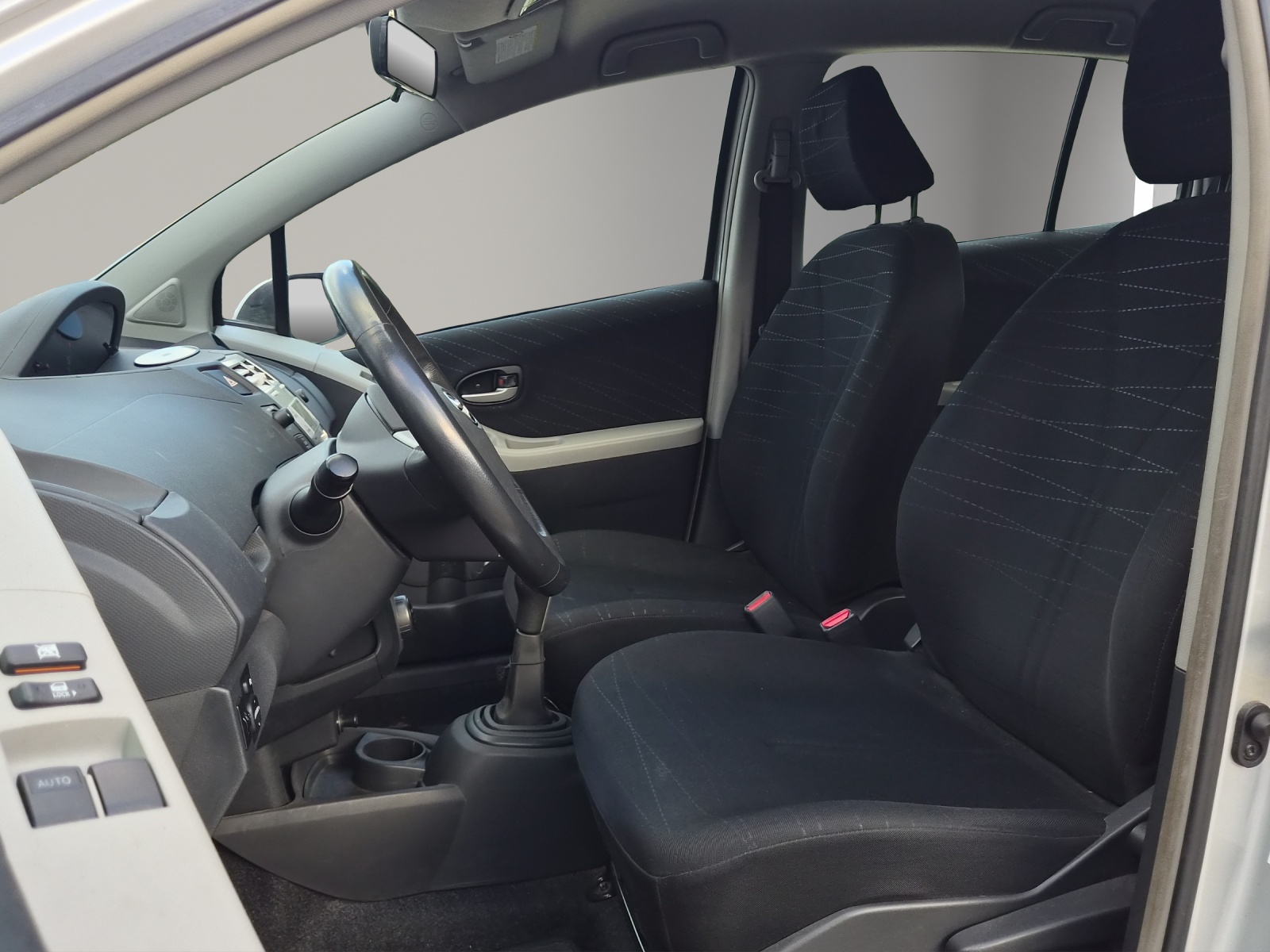 TOYOTA Yaris 1.4 D-4D Linea Luna-image-8