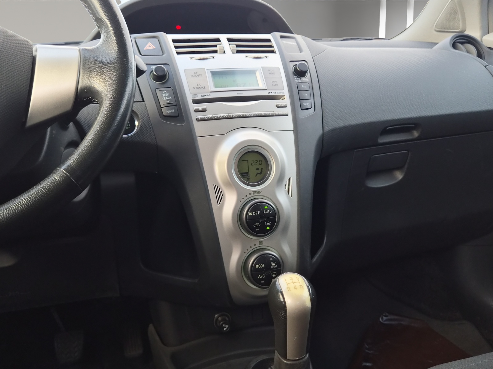TOYOTA Yaris 1.4 D-4D Linea Luna-image-11