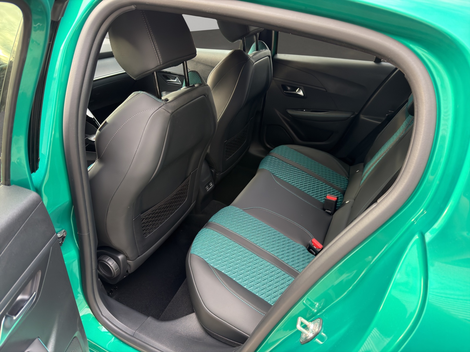 PEUGEOT 208 1.2 Hybrid Envy-image-4