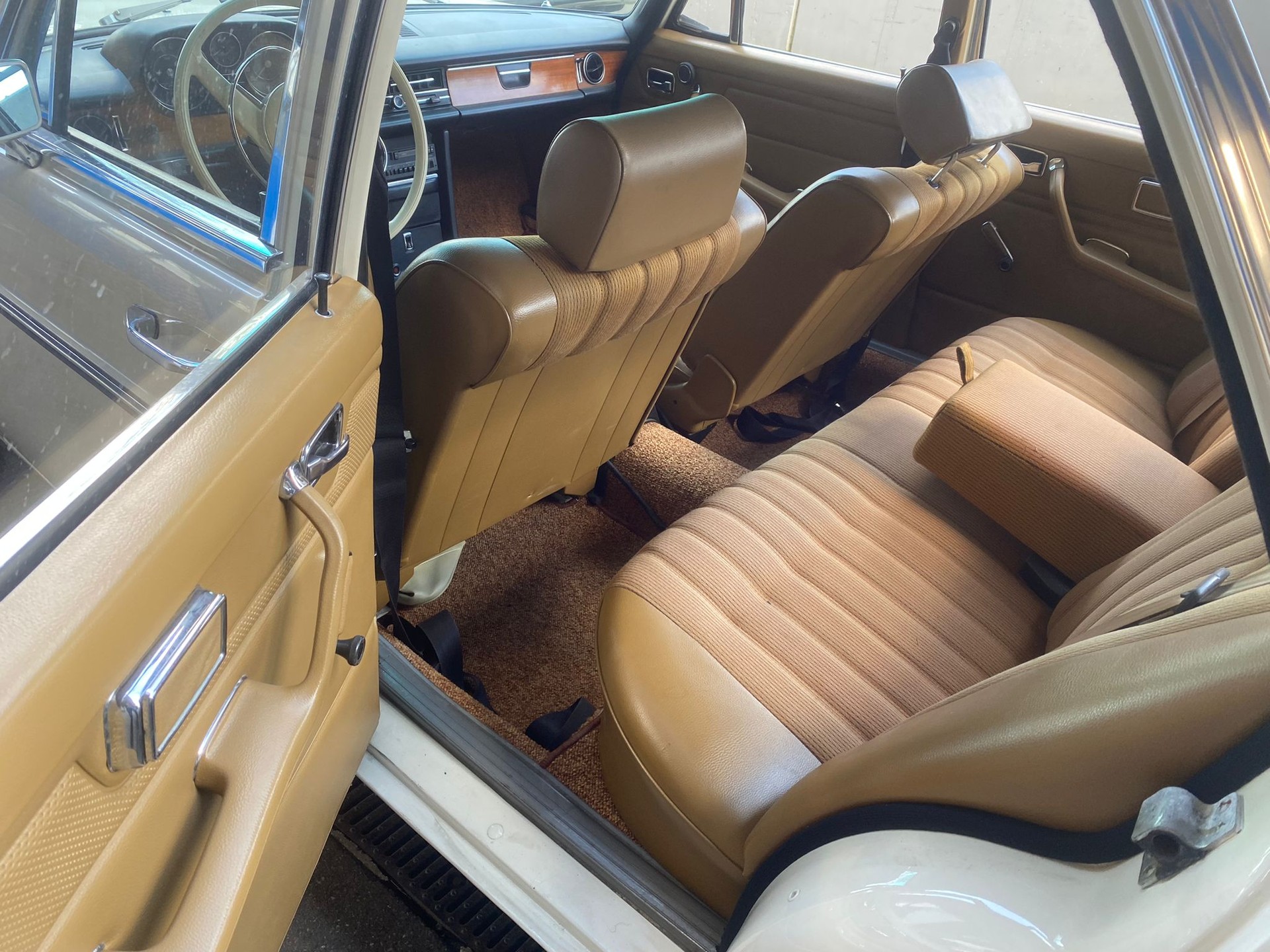 MERCEDES-BENZ E 250-image-11