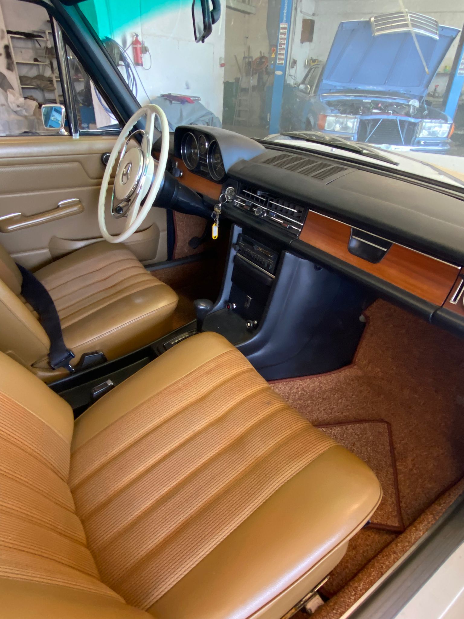 MERCEDES-BENZ E 250-image-9