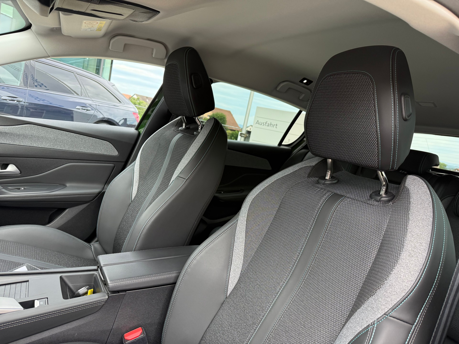 PEUGEOT 308 1.2 Allure Pack EAT8-image-11