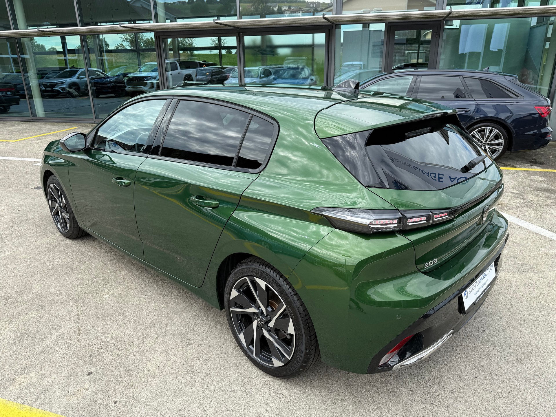 PEUGEOT 308 1.2 Allure Pack EAT8-image-5