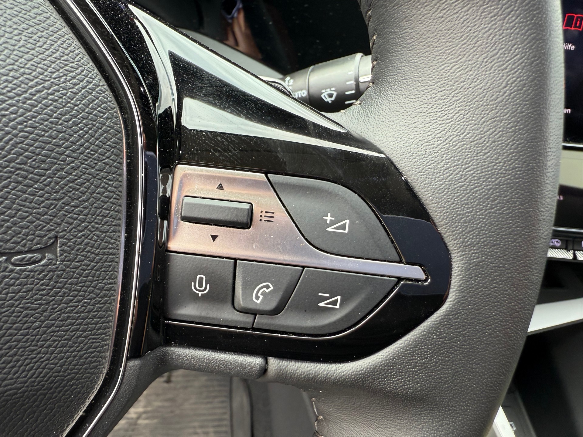 PEUGEOT 308 1.2 Allure Pack EAT8-image-19