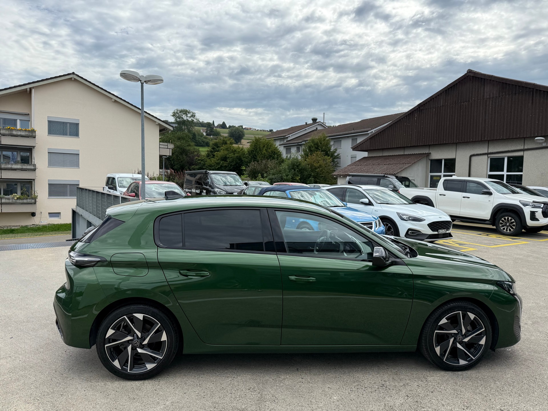 PEUGEOT 308 1.2 Allure Pack EAT8-image-8