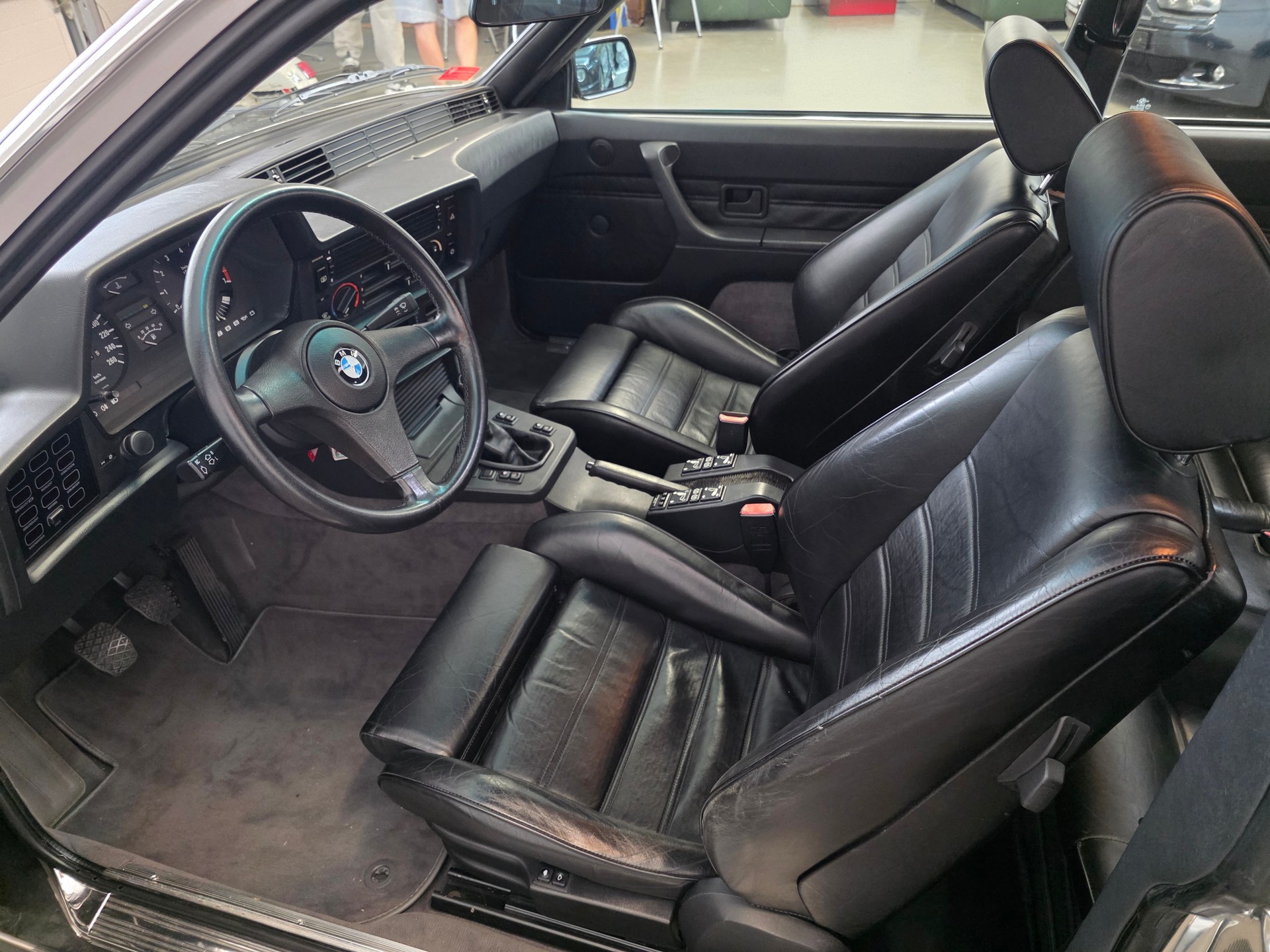 BMW 635CSi-showroom-element-3