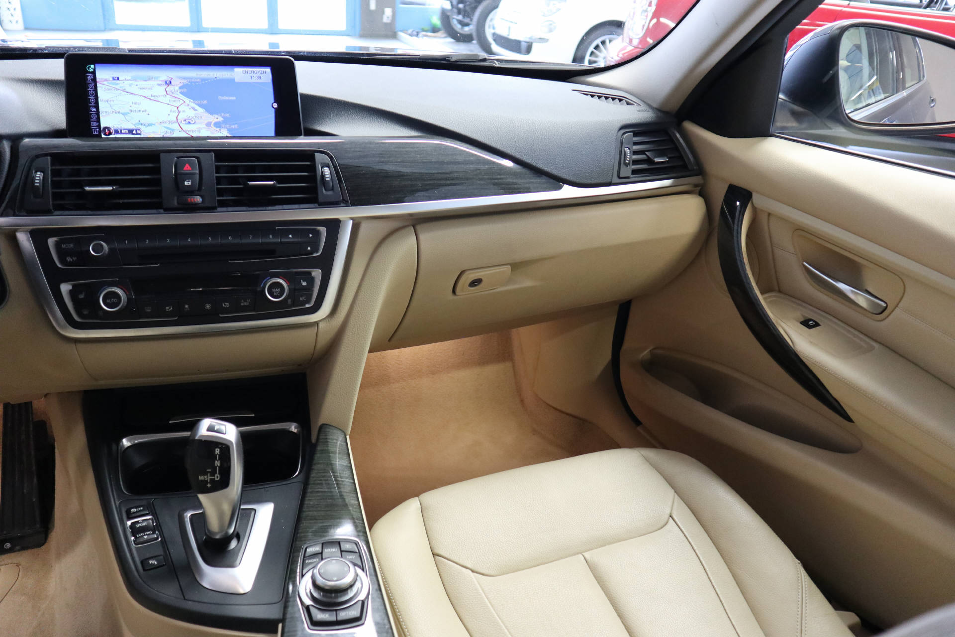 BMW 328i xDrive Luxury Line-image-13