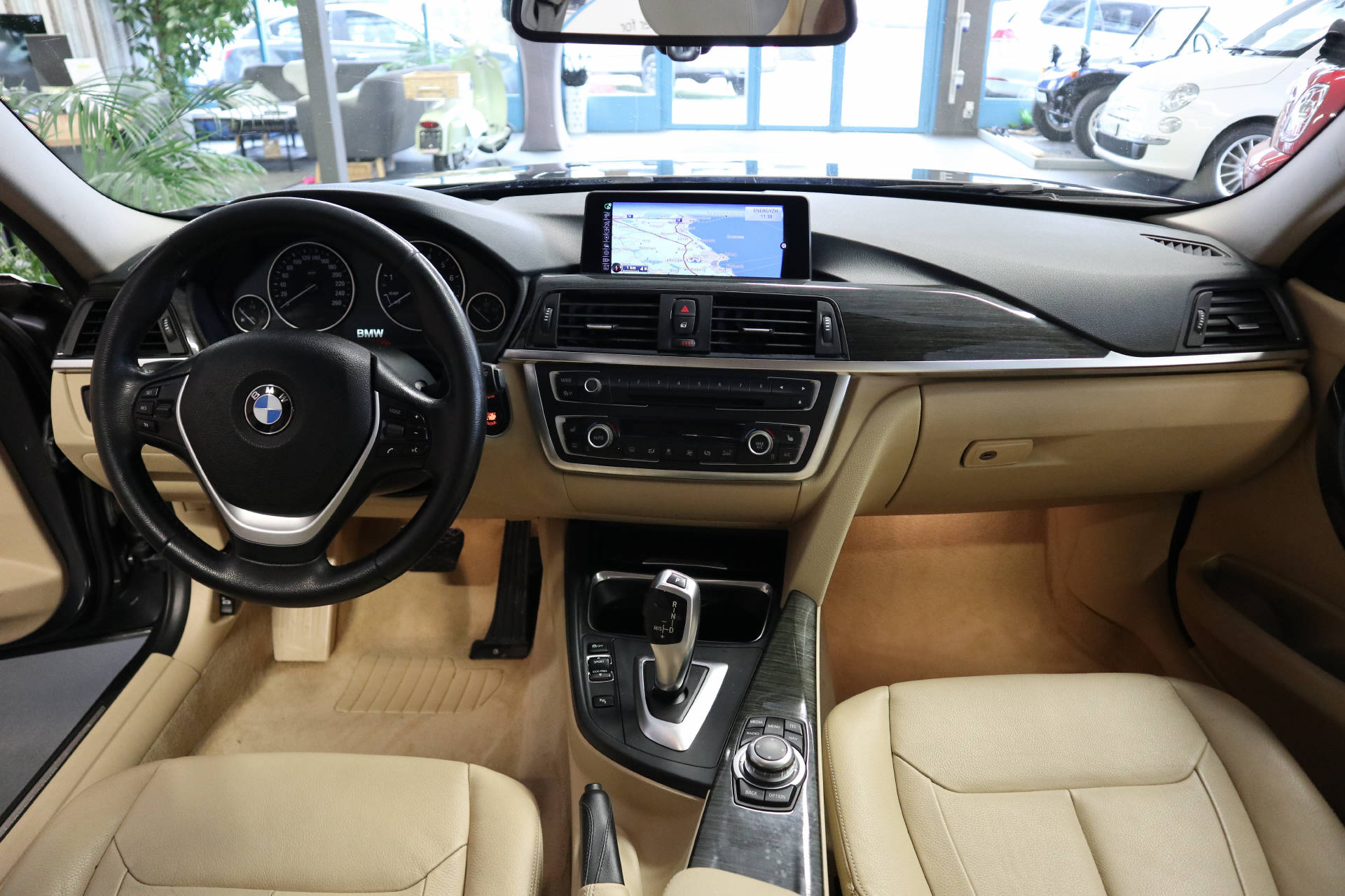 BMW 328i xDrive Luxury Line-image-12