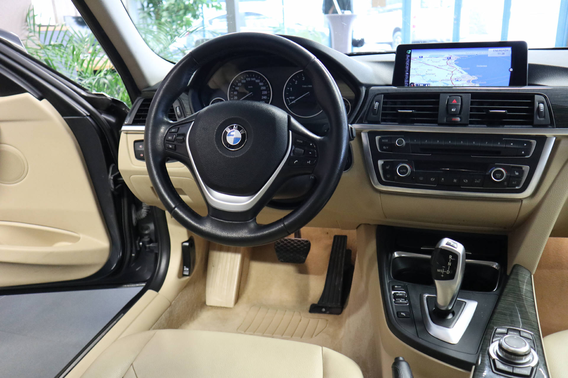 BMW 328i xDrive Luxury Line-image-11