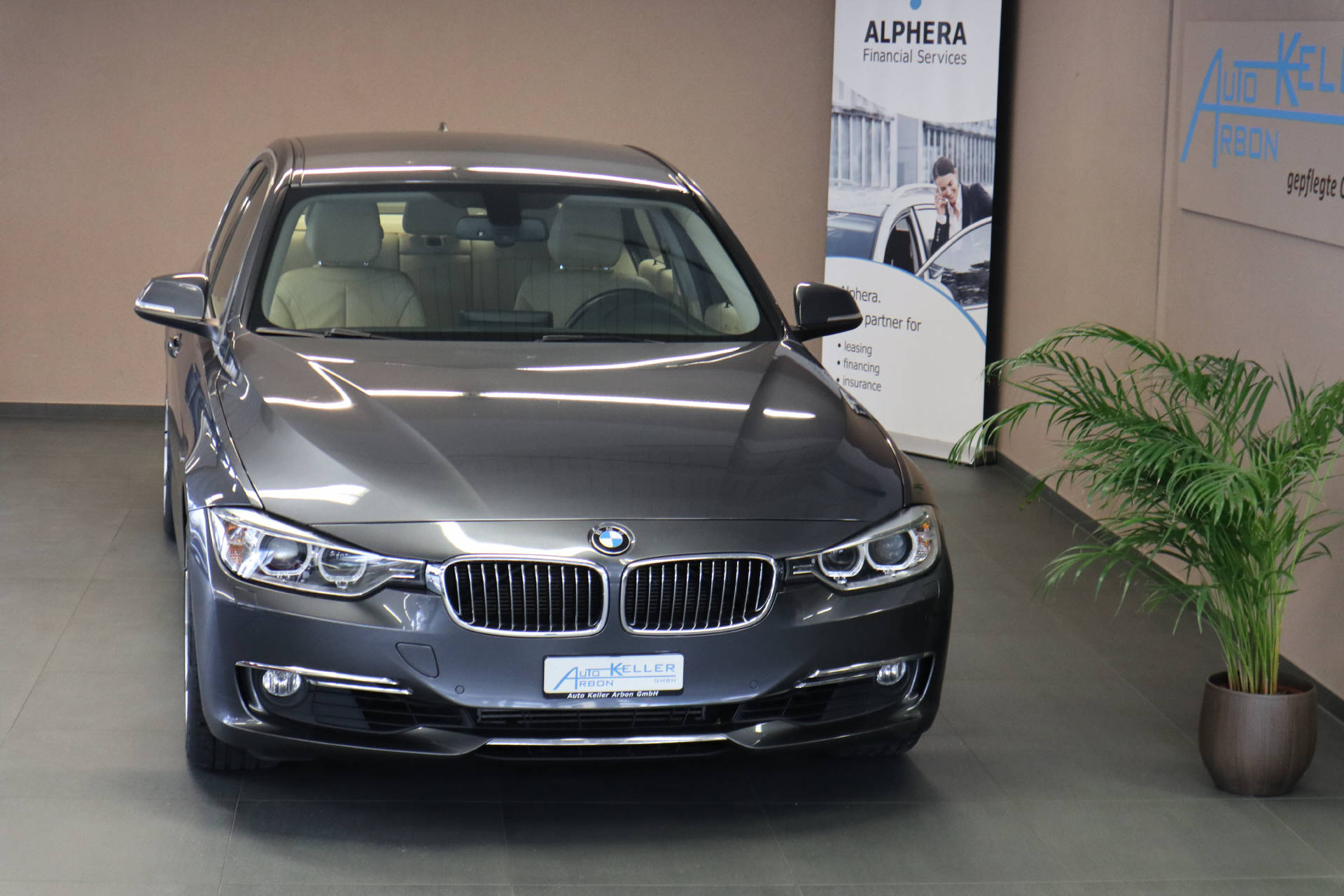 BMW 328i xDrive Luxury Line-image-2