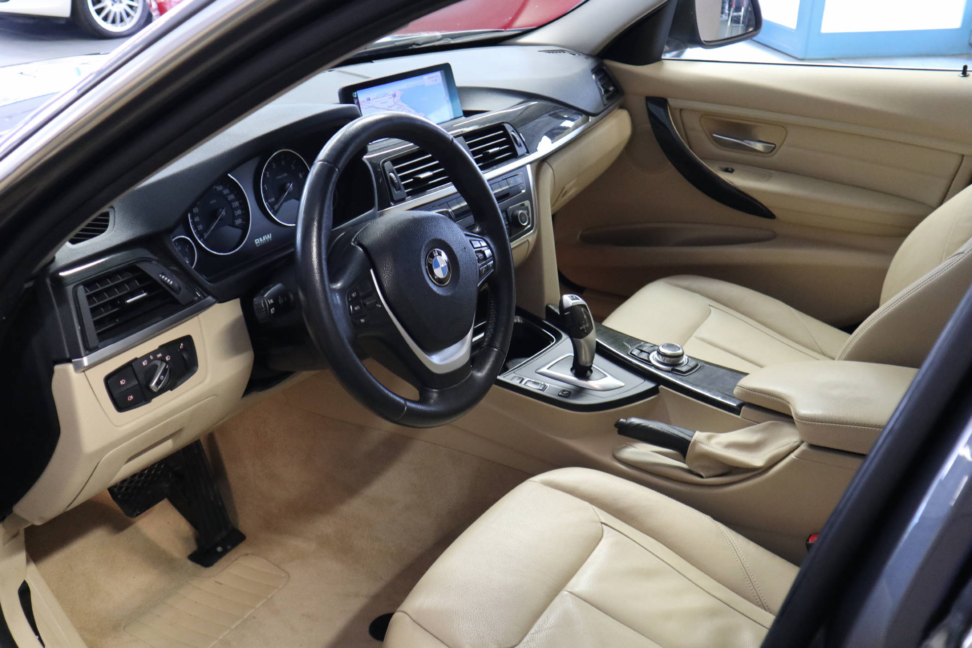 BMW 328i xDrive Luxury Line-image-10