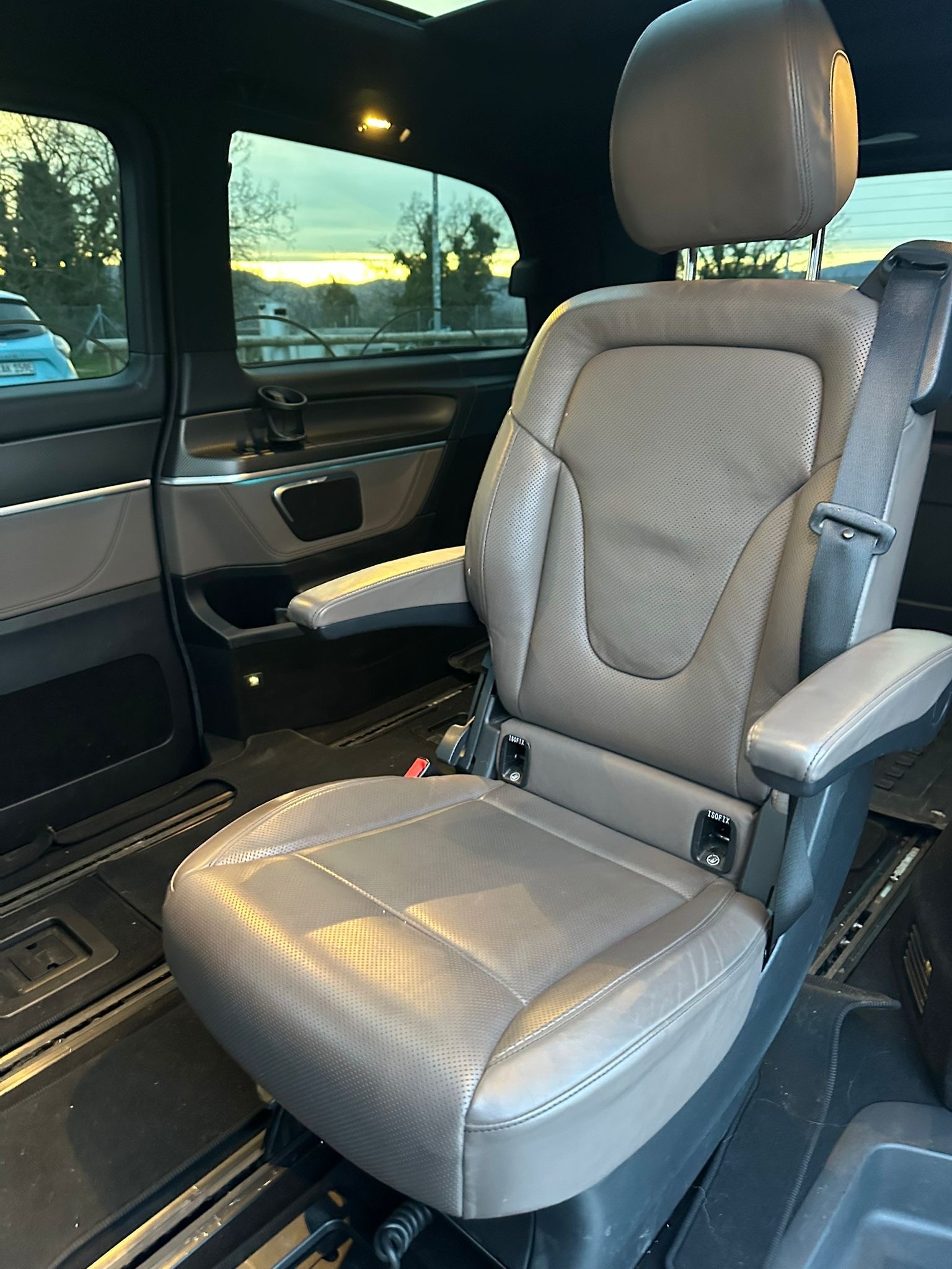 MERCEDES-BENZ V 300 d lang Exclusive 4Matic 9G-Tronic-image-13