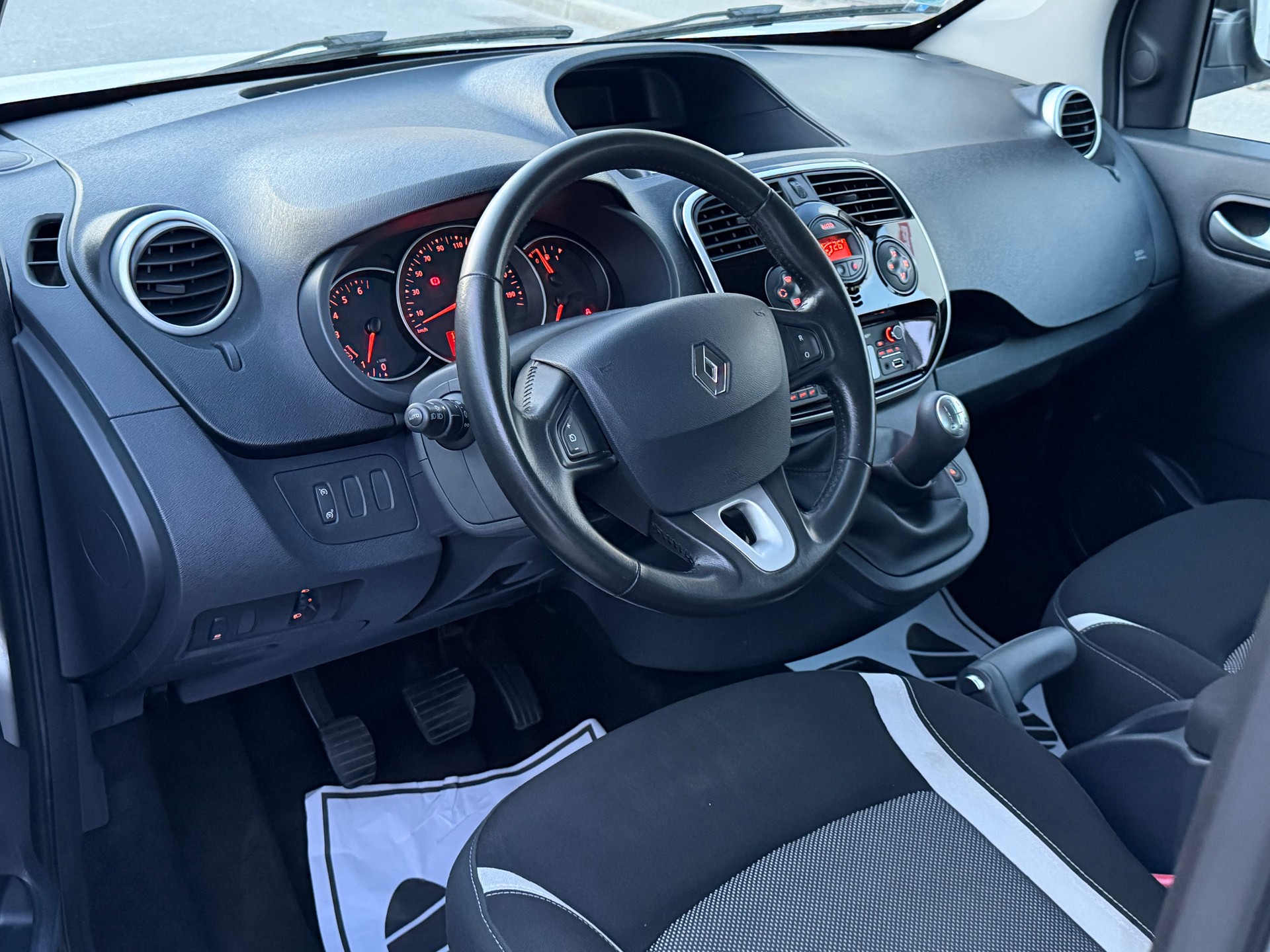 RENAULT Kangoo 1.5 dCi Swiss Edition-image-9