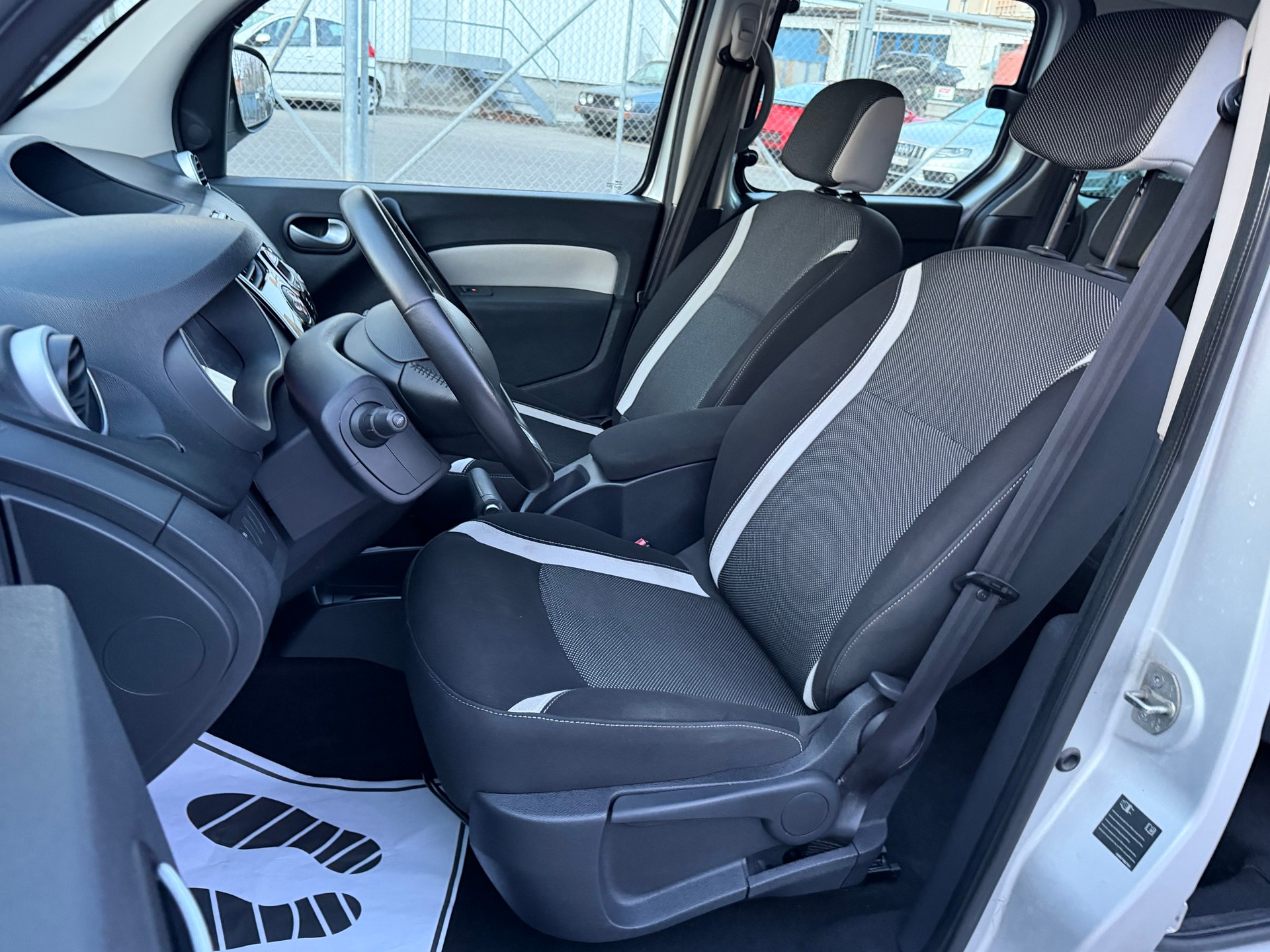 RENAULT Kangoo 1.5 dCi Swiss Edition-image-7