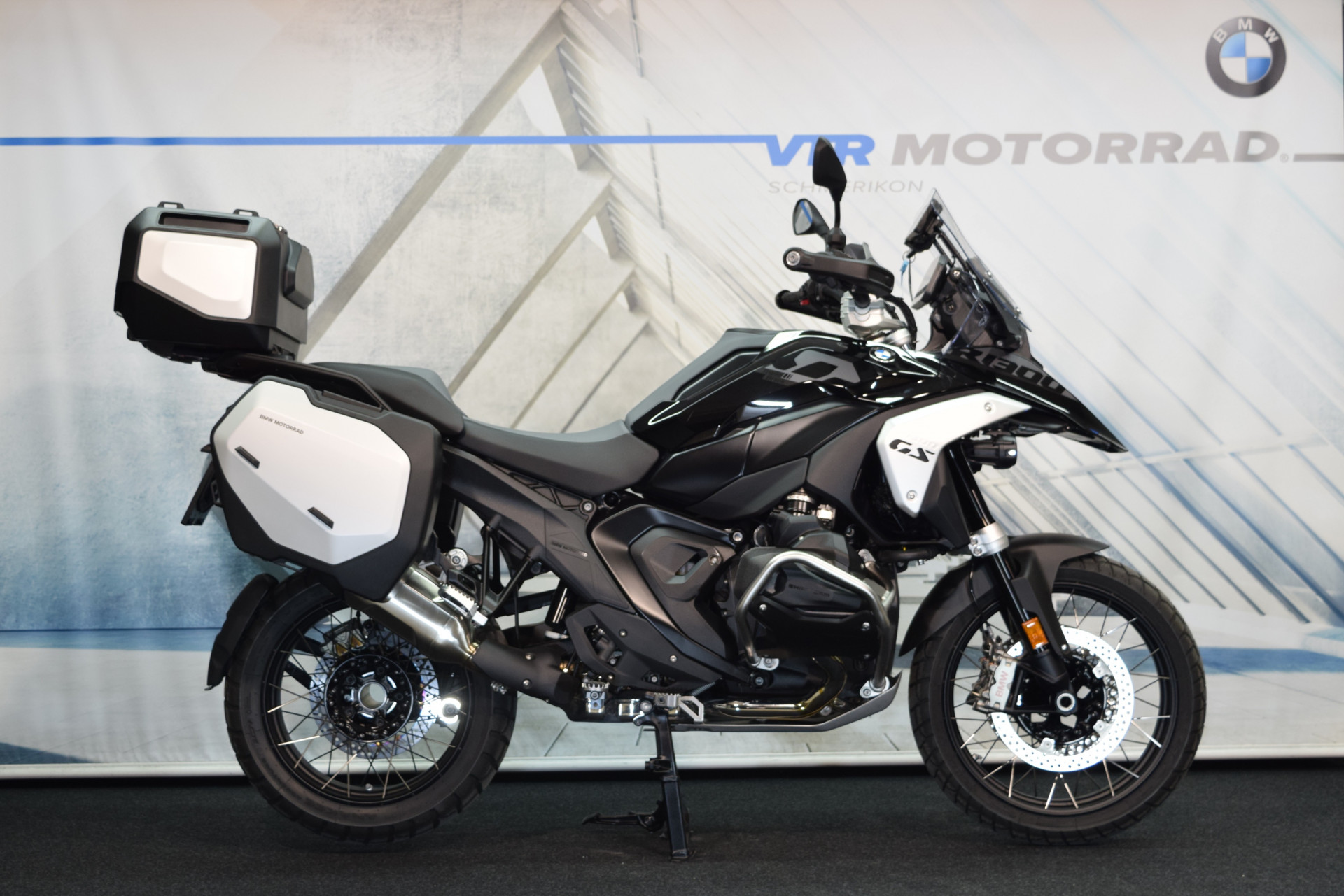 BMW R 1300 GS Triple Black inkl. Navi, Koffer & Topcase-image-1