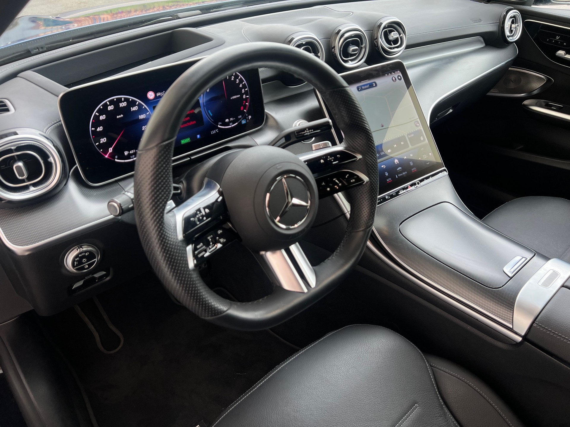 MERCEDES-BENZ C 300 e T AMG Line-image-12