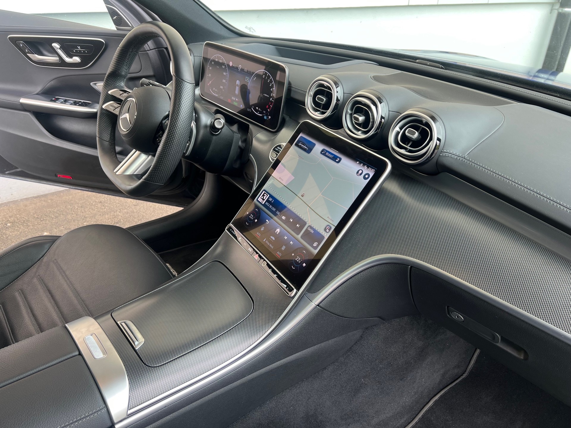 MERCEDES-BENZ C 300 e T AMG Line-image-9