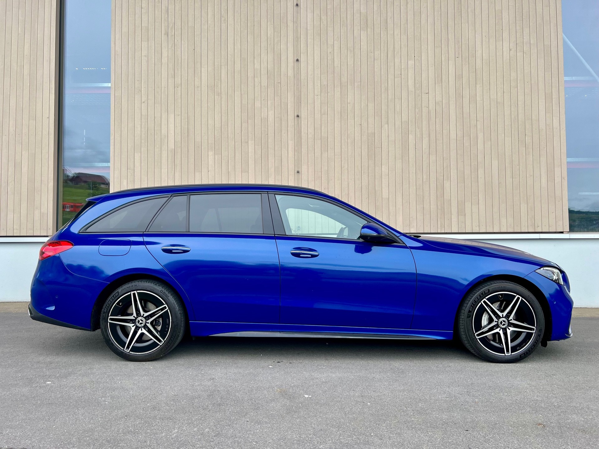 MERCEDES-BENZ C 300 e T AMG Line-image-4