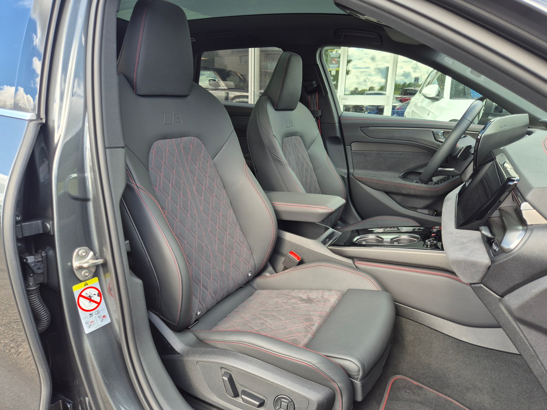 AUDI A6 Avant TFSI quattro 270 kW S tronic-image-17