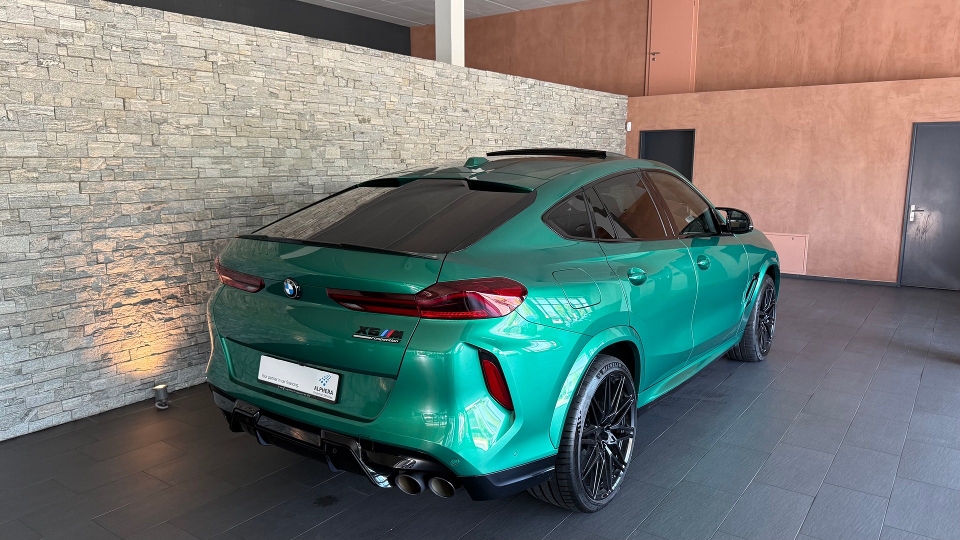 BMW X6M Competition M Individual-Fahrzeug-showroom-element-1