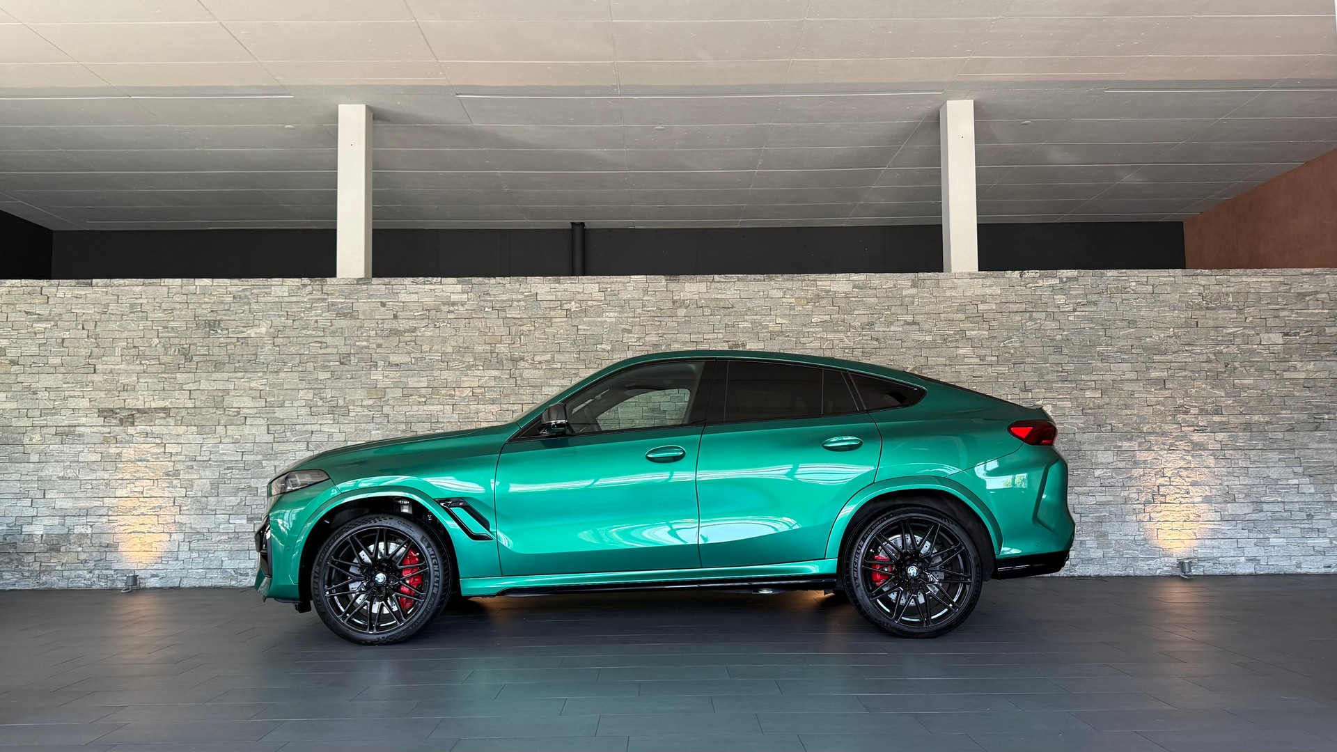 BMW X6M Competition M Individual-Fahrzeug-showroom-element-2