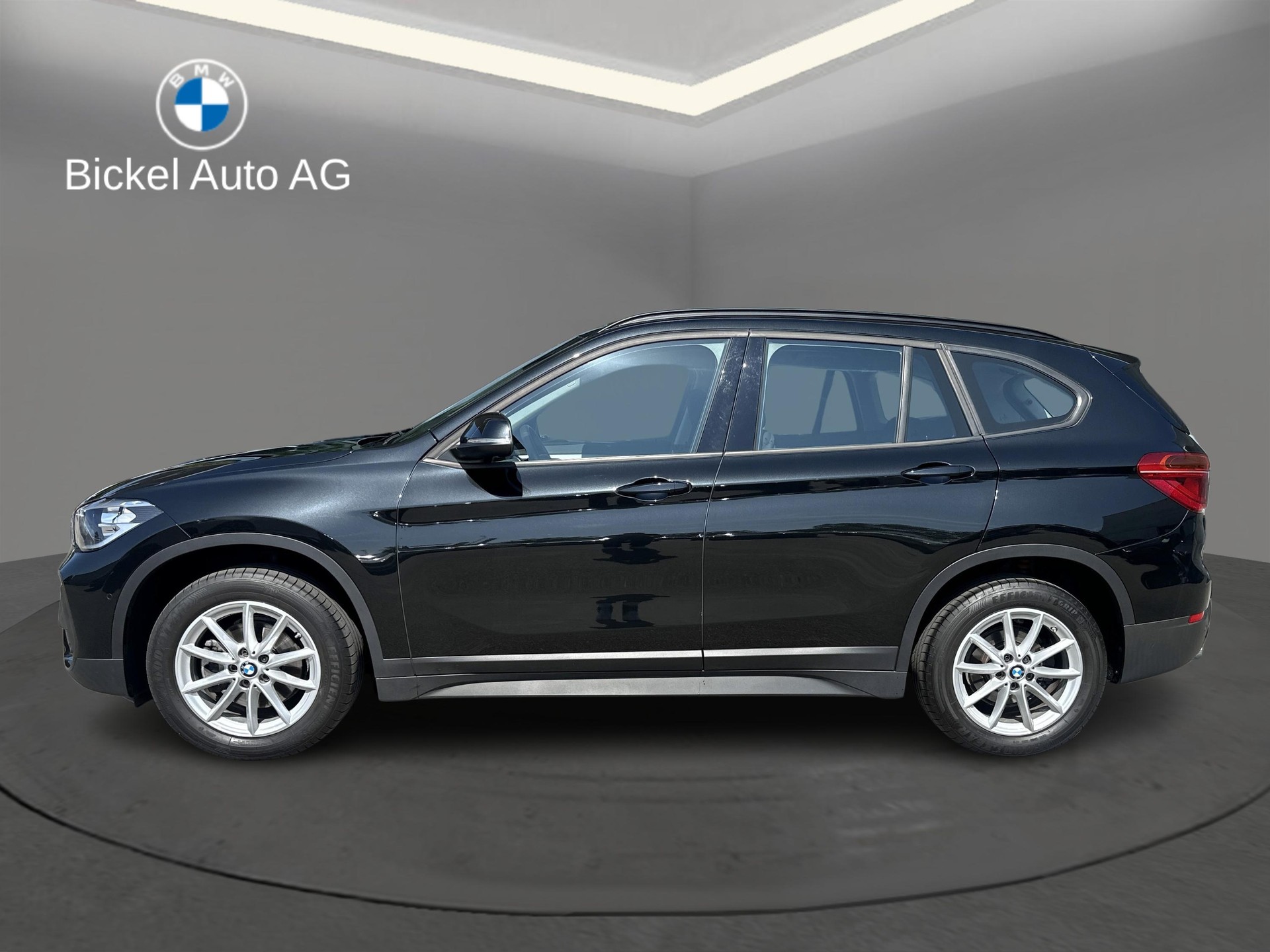 BMW X1 xDrive 18d-showroom-element-2